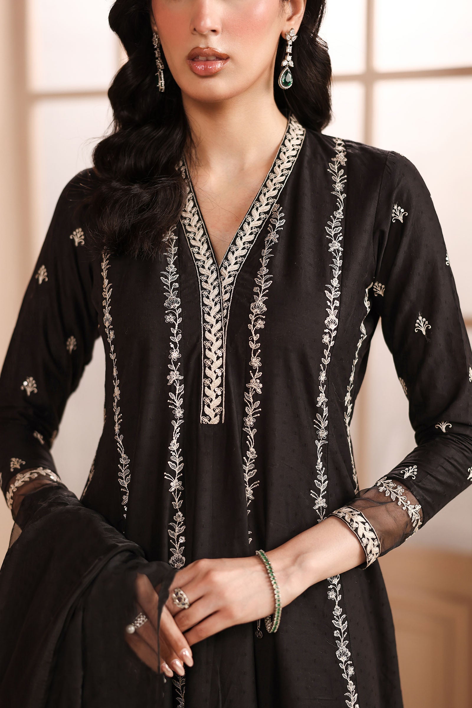 https://cdn.shopify.com/s/files/1/0620/8788/9062/files/DWMn2509Closeup_H_c5a001f5-233e-455b-b516-248c9b84203e.jpg?v=1779285661