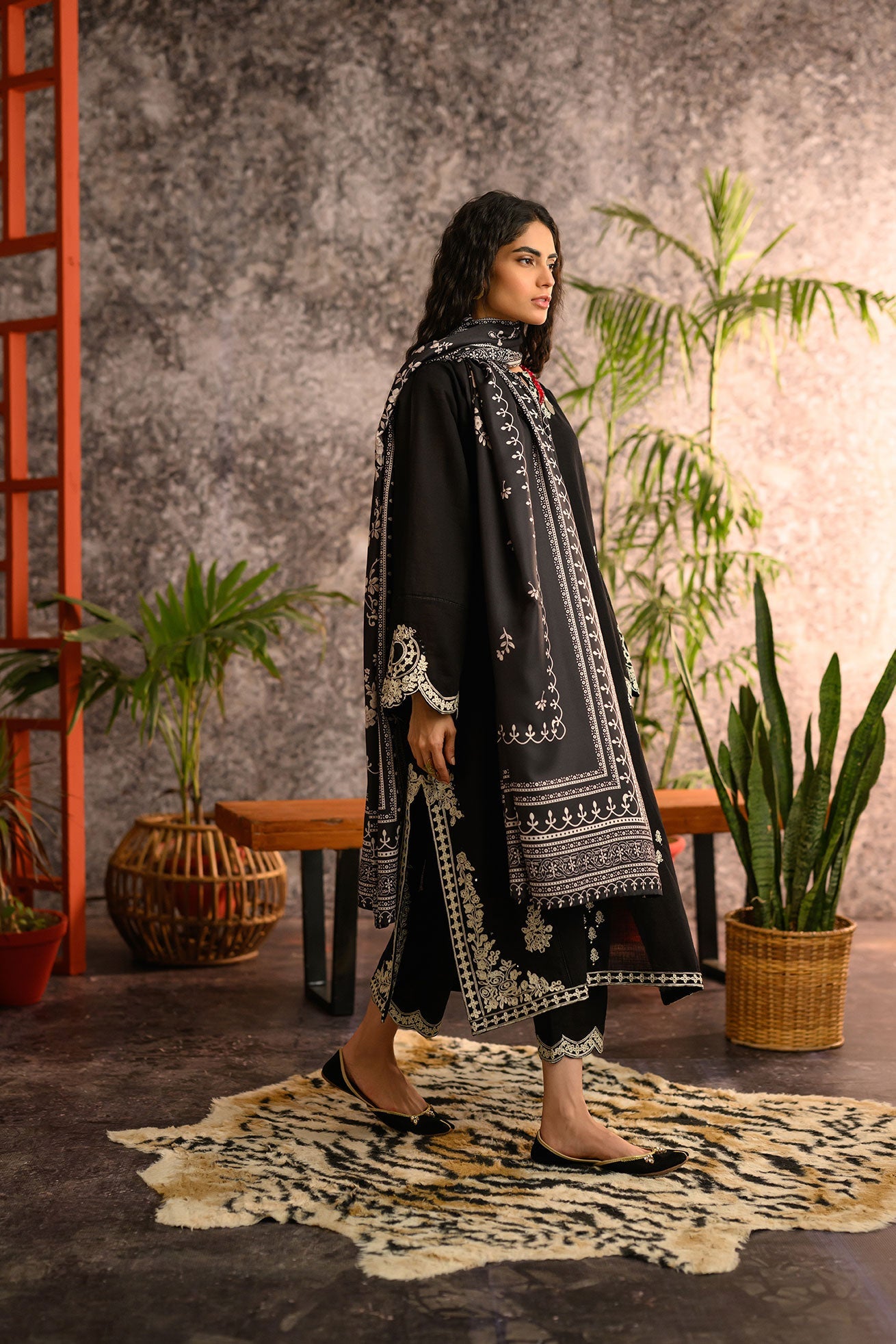 https://cdn.shopify.com/s/files/1/0587/3080/7460/products/Dc-3017khaddar_4.jpg?v=1736415225