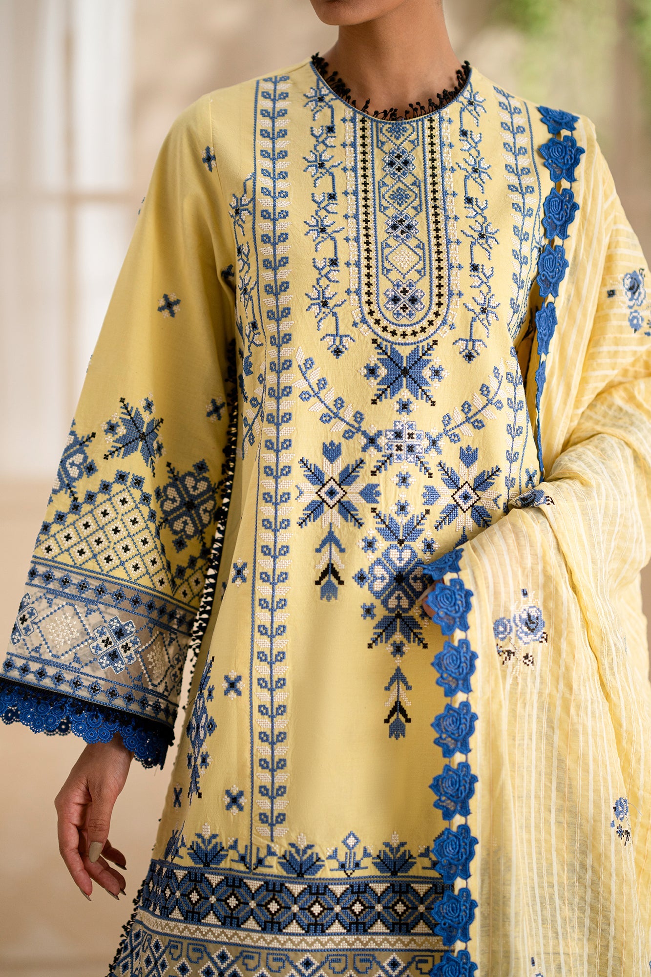 EMBROIDERED LAWN SUIT (E0545/203/110)
