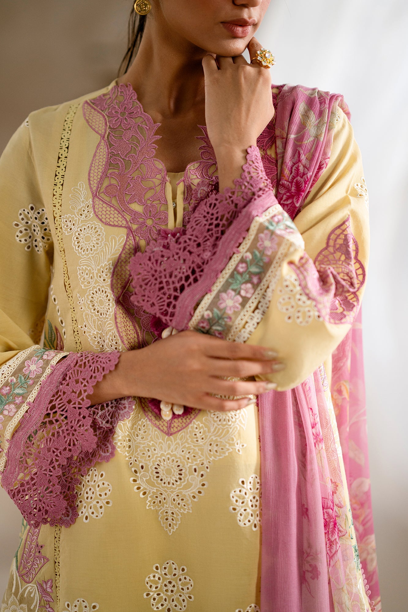 EMBROIDERED LAWN SUIT (E0546/203/110)
