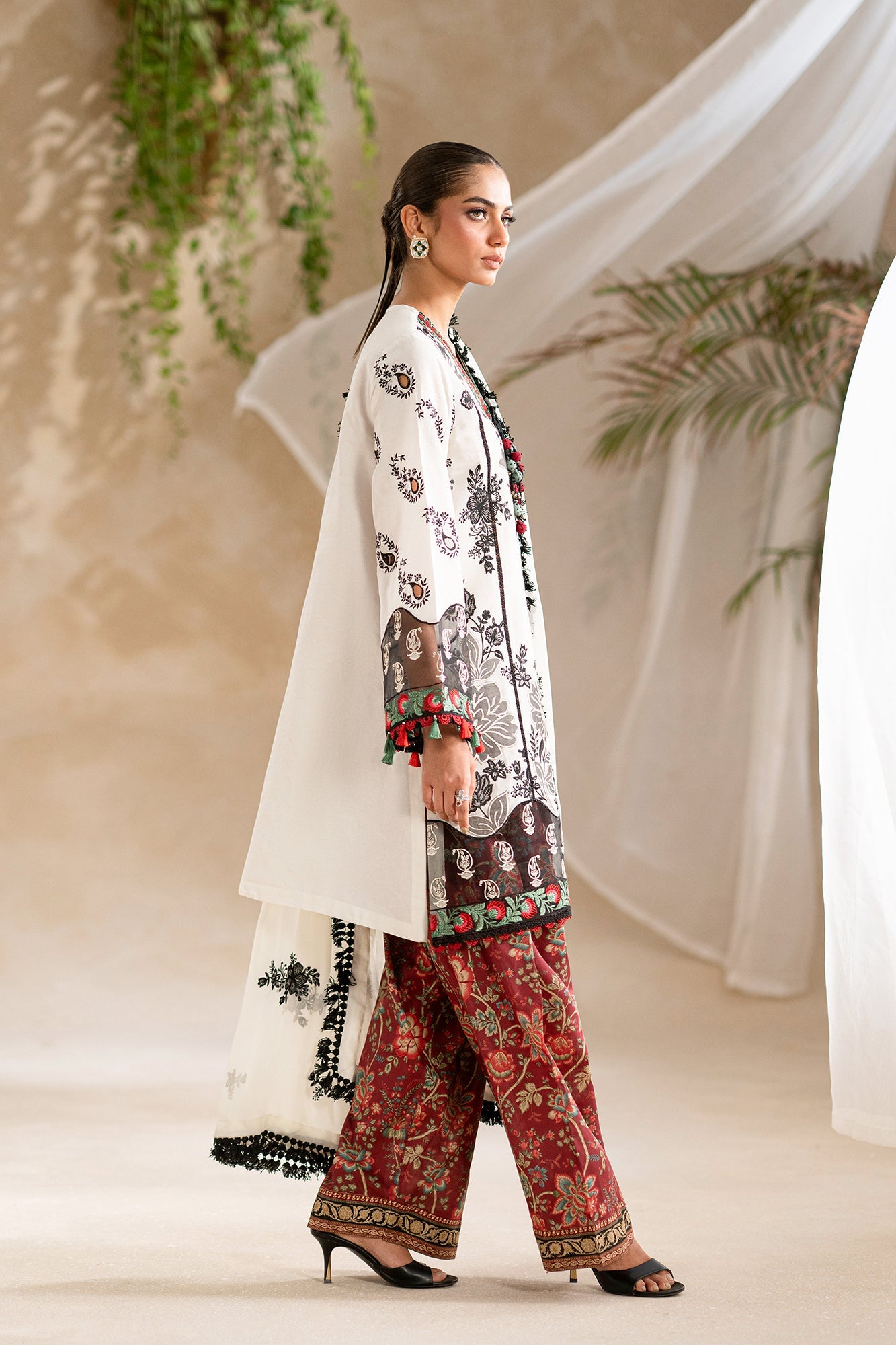EMBROIDERED LAWN SUIT (E0548/203/003)