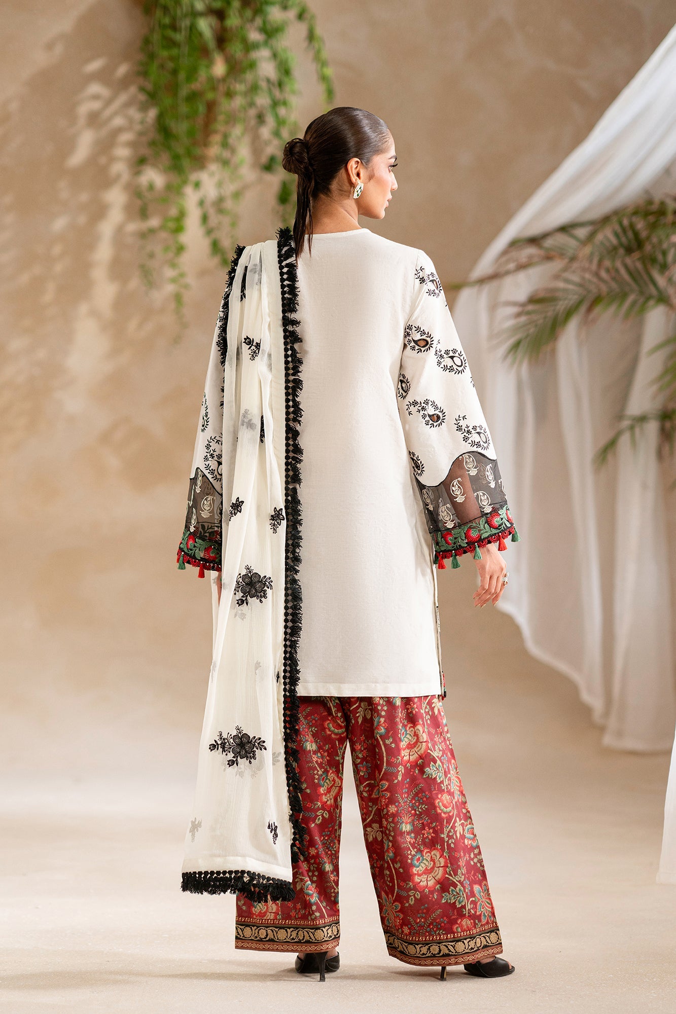 EMBROIDERED LAWN SUIT (E0548/203/003)