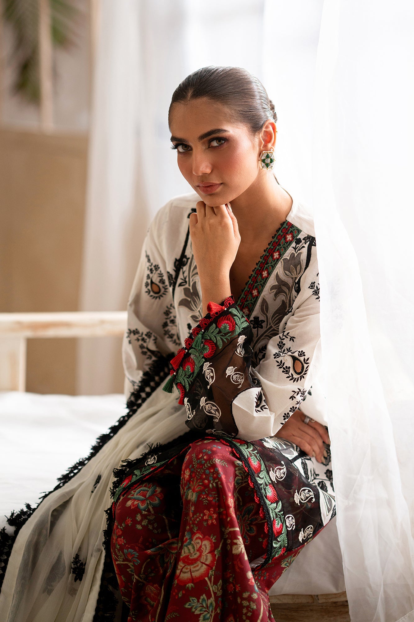 EMBROIDERED LAWN SUIT (E0548/203/003)