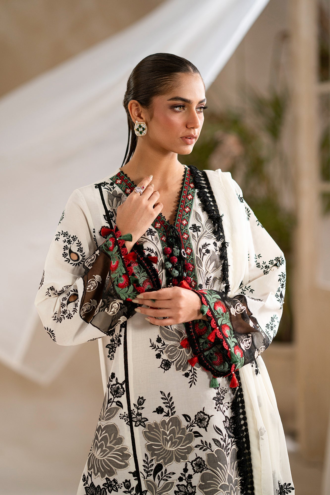 EMBROIDERED LAWN SUIT (E0548/203/003)