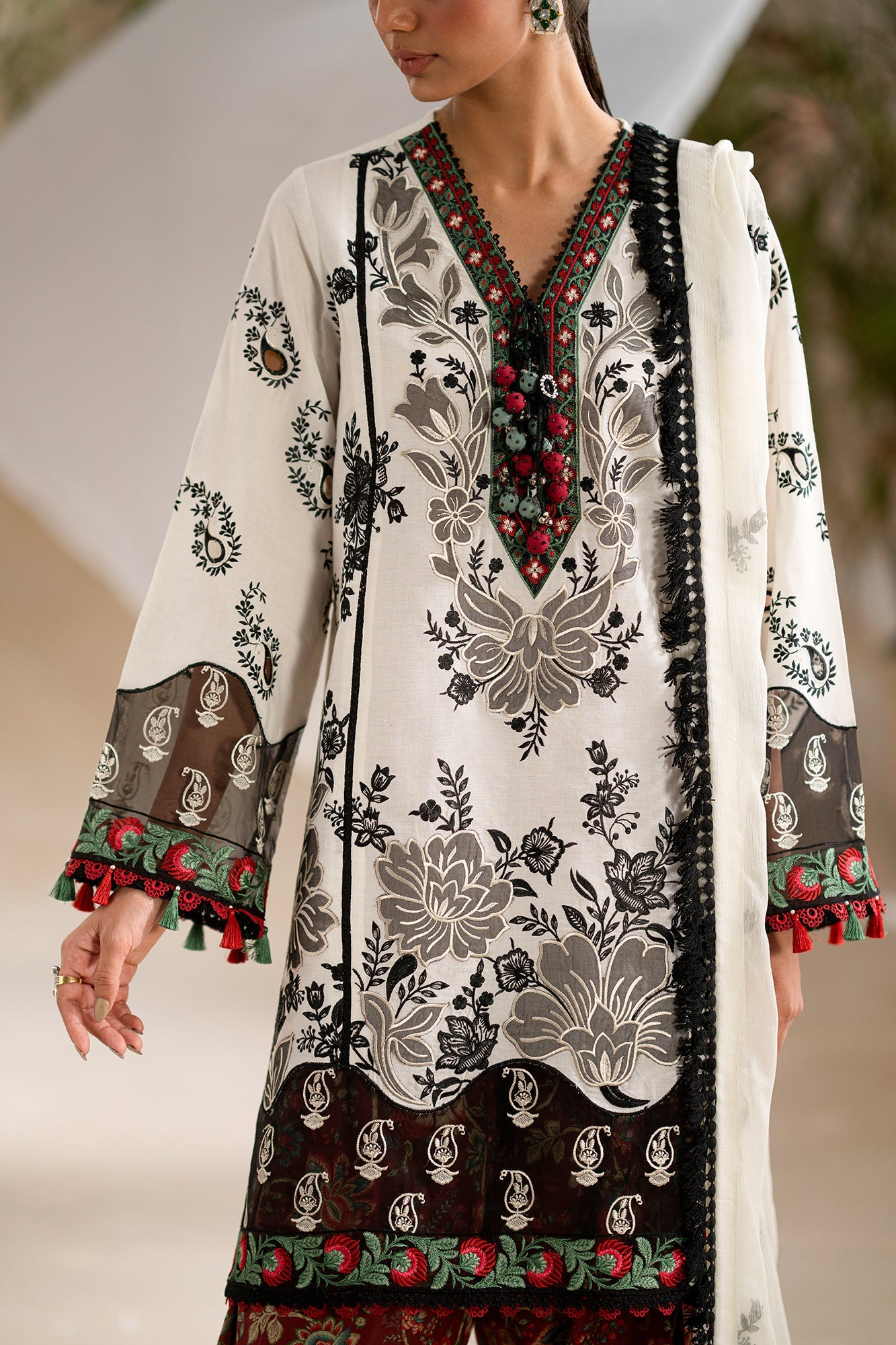EMBROIDERED LAWN SUIT (E0548/203/003)