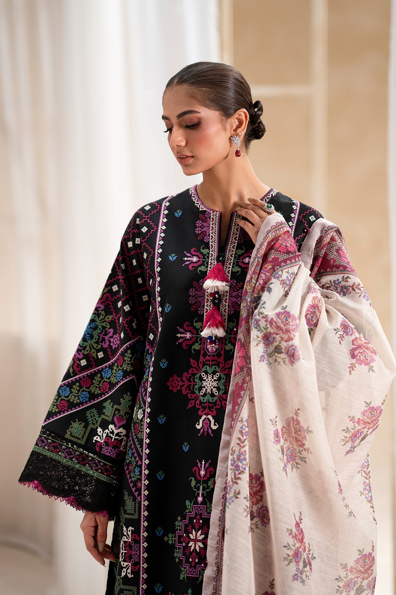 EMBROIDERED LAWN SUIT (E0549/203/902)