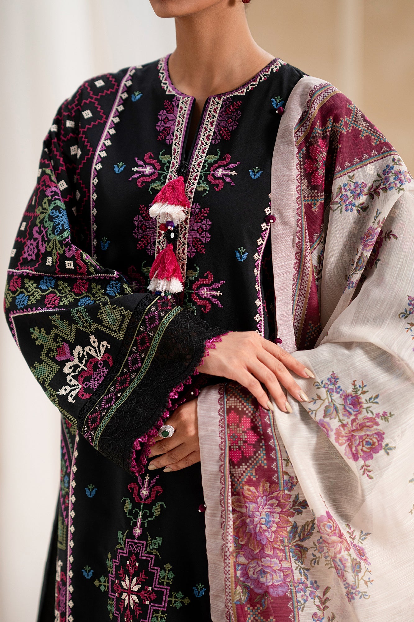 EMBROIDERED LAWN SUIT (E0549/203/902)