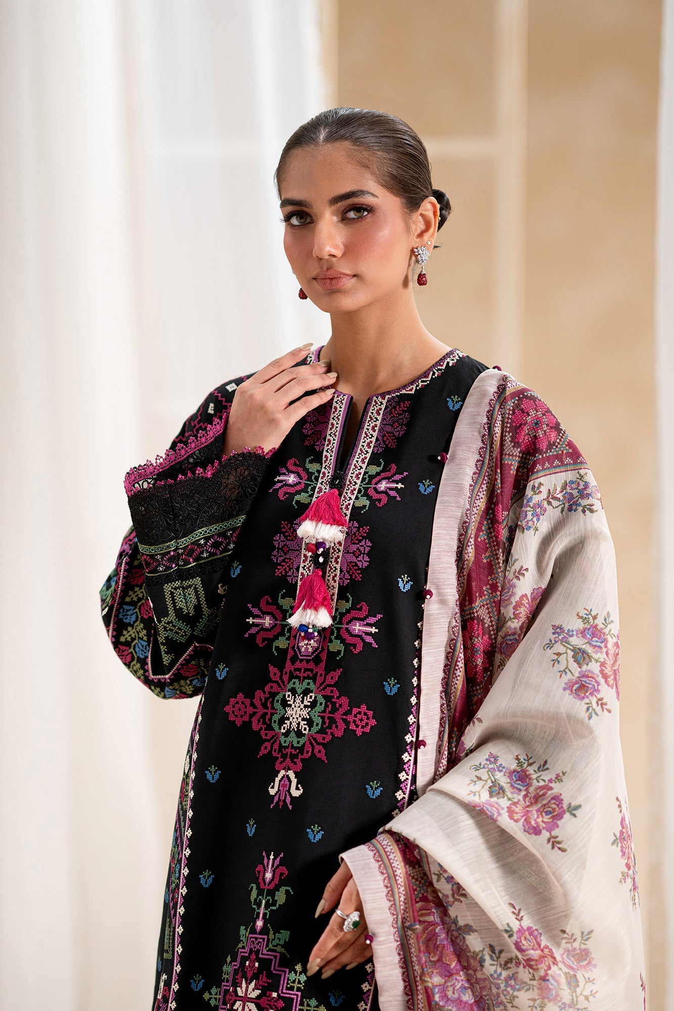 EMBROIDERED LAWN SUIT (E0549/203/902)
