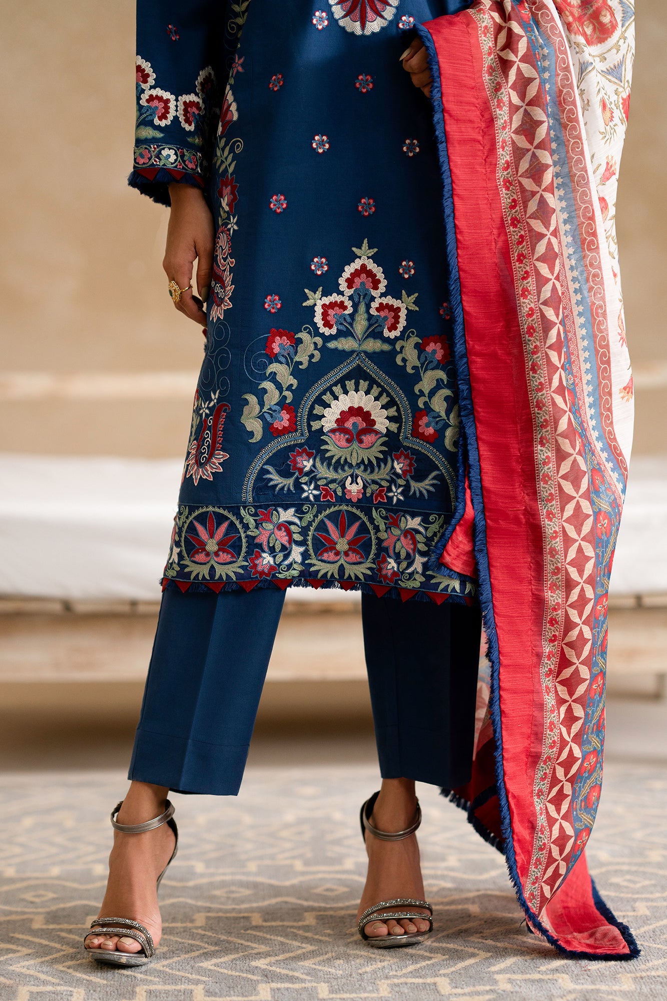 EMBROIDERED LAWN SUIT (E0550/203/622)