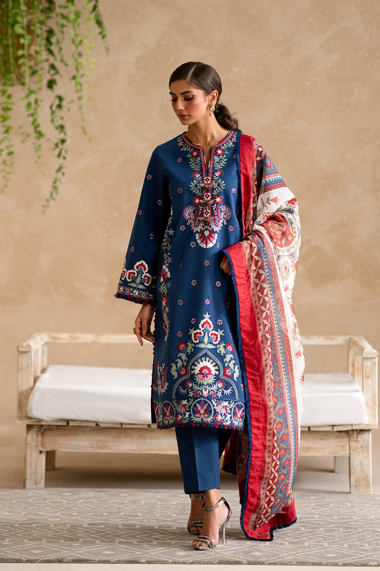 EMBROIDERED LAWN SUIT (E0550/203/622)