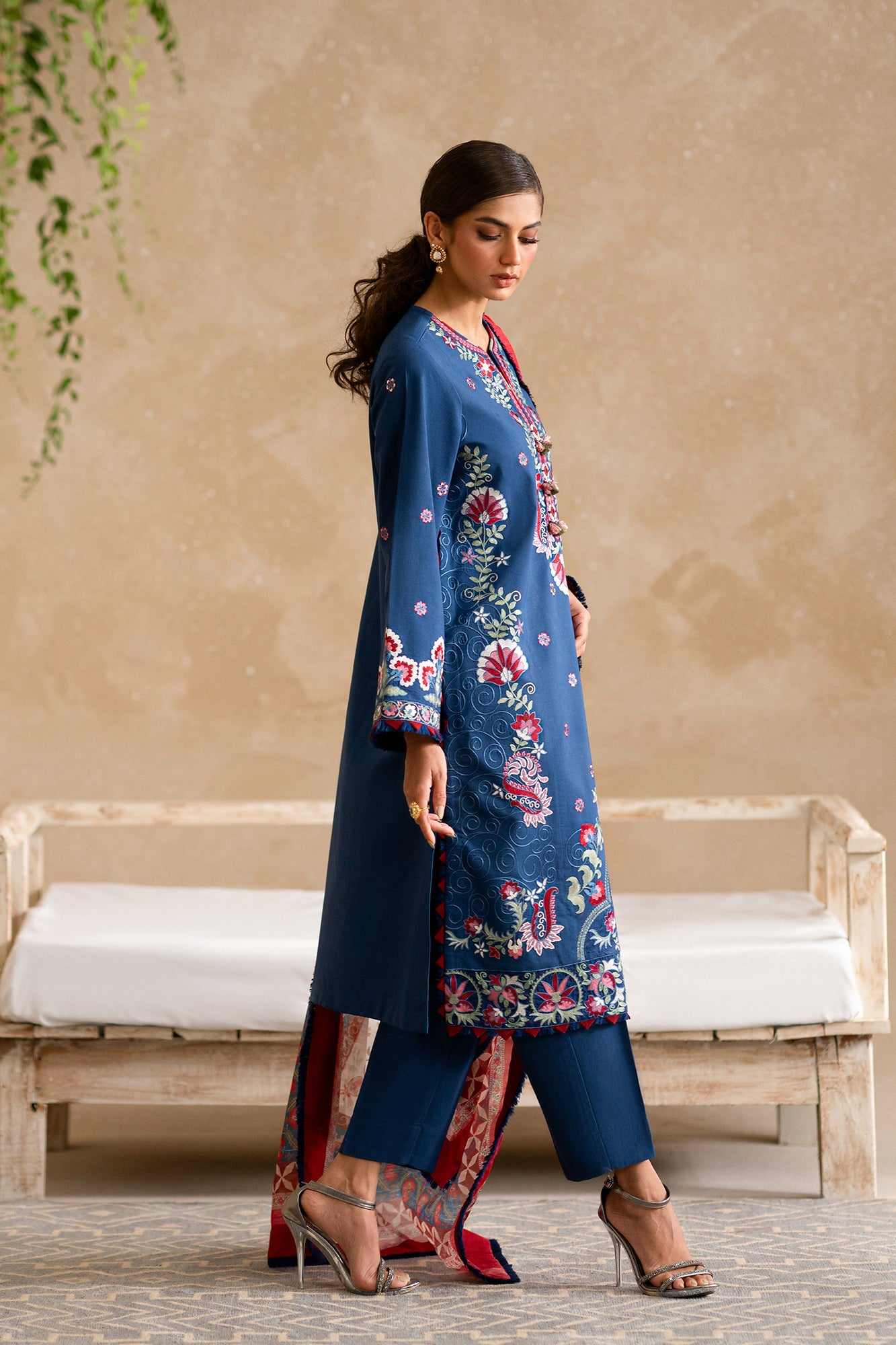 EMBROIDERED LAWN SUIT (E0550/203/622)