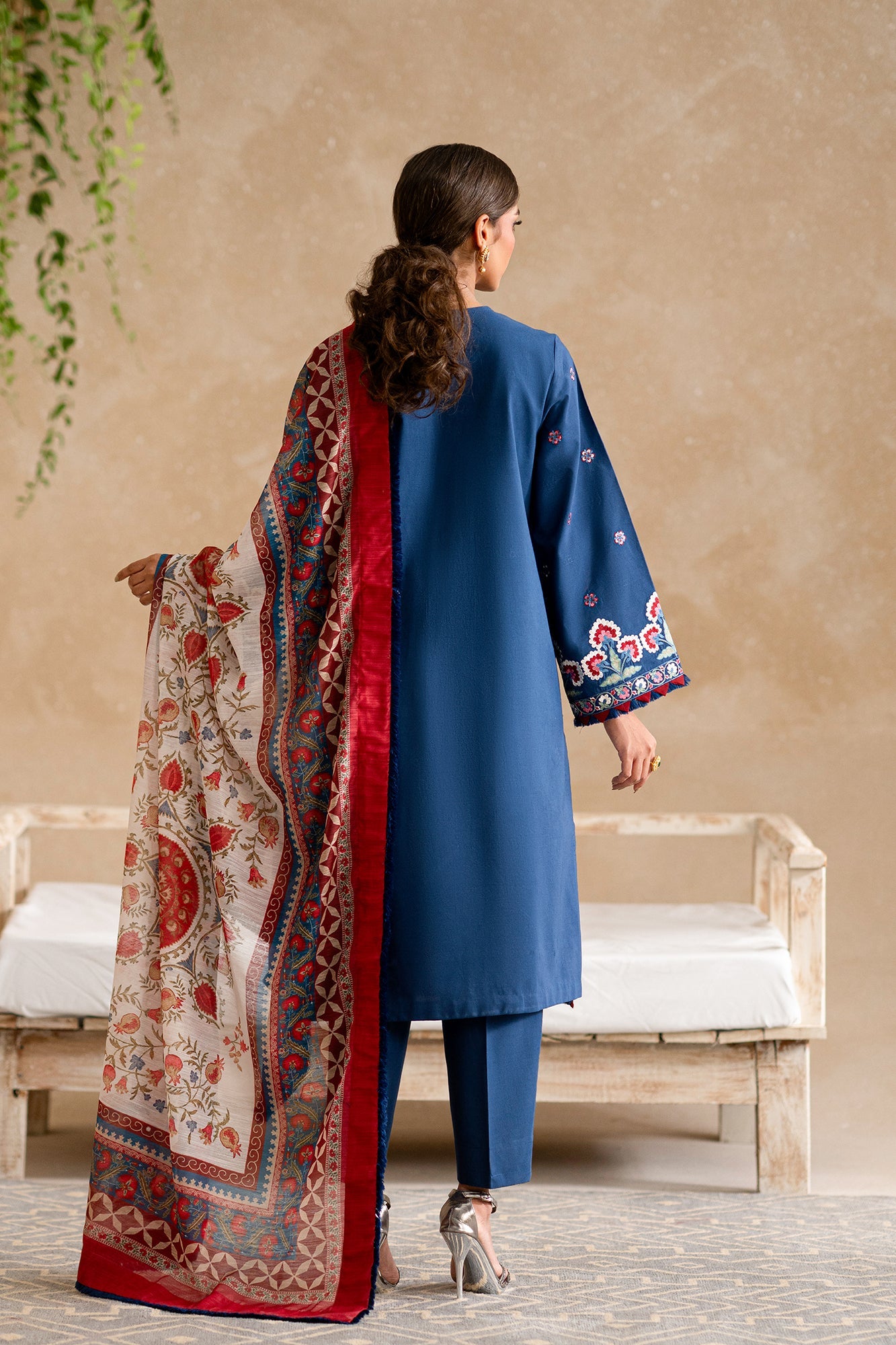 EMBROIDERED LAWN SUIT (E0550/203/622)