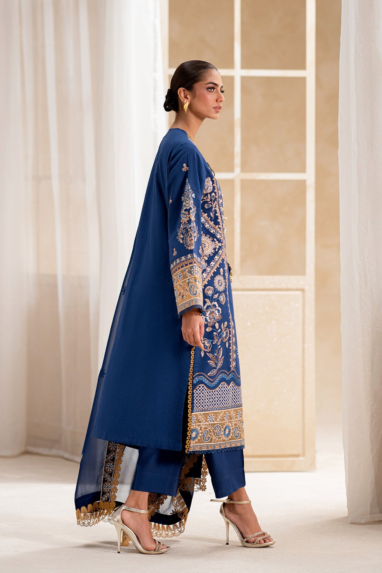 EMBROIDERED LAWN SUIT (E0556/203/619)