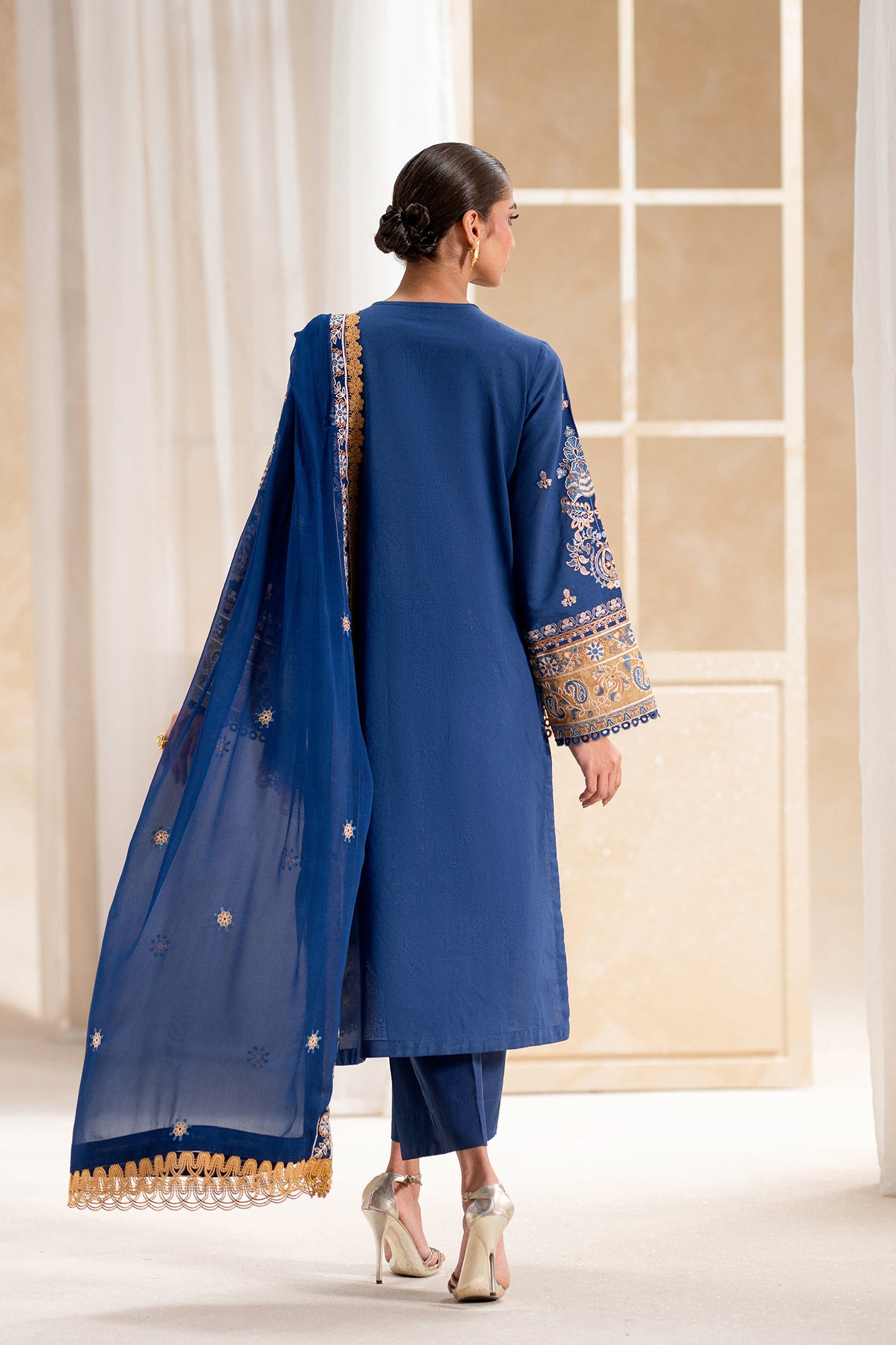 EMBROIDERED LAWN SUIT (E0556/203/619)