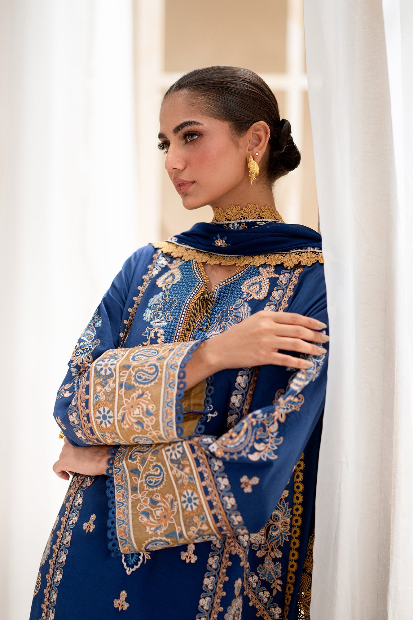 EMBROIDERED LAWN SUIT (E0556/203/619)