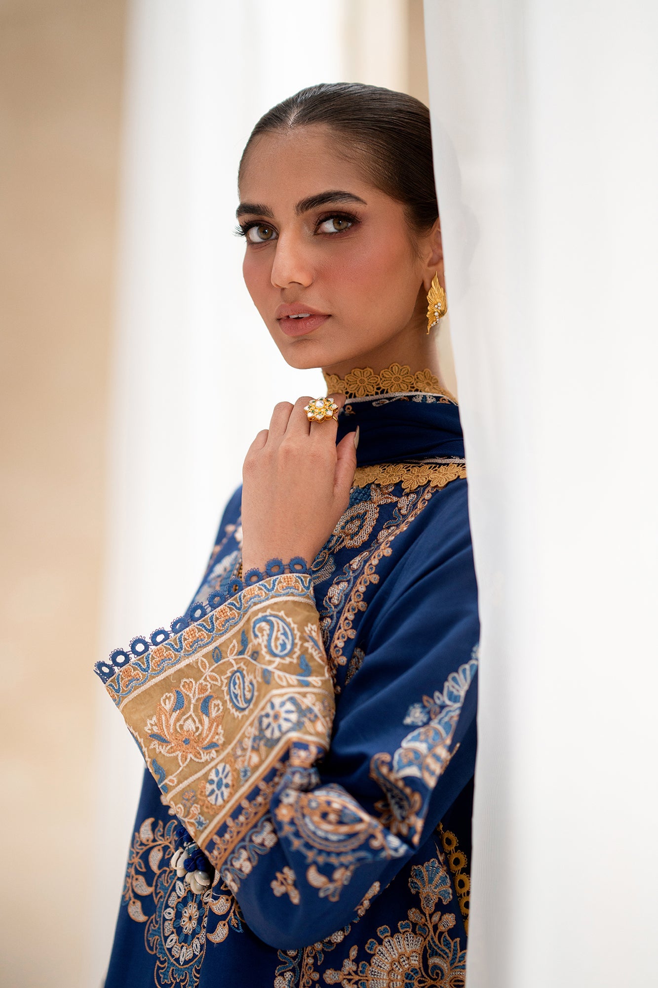 EMBROIDERED LAWN SUIT (E0556/203/619)