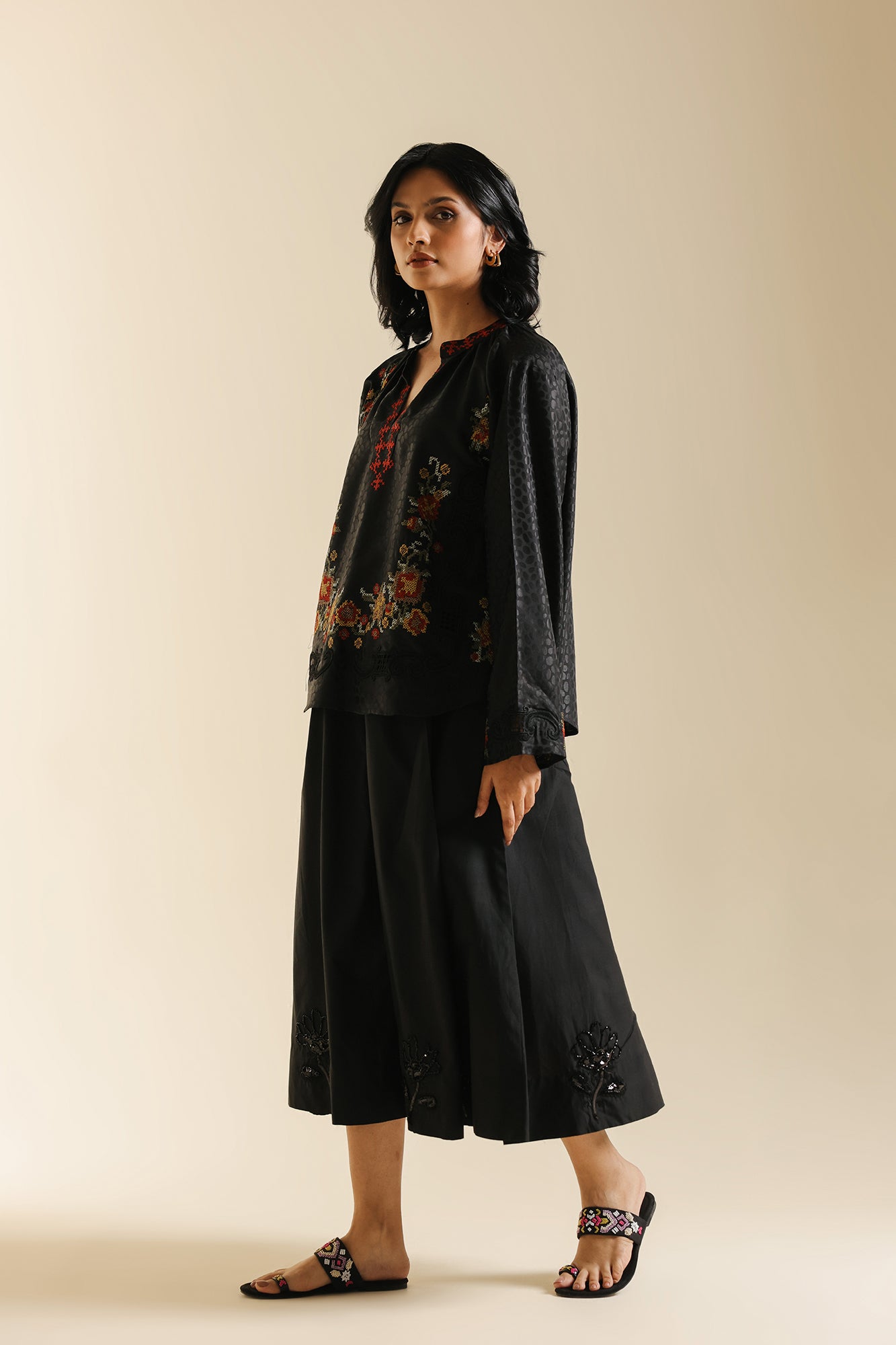 EMBROIDERED TOP (E0622/119/902)