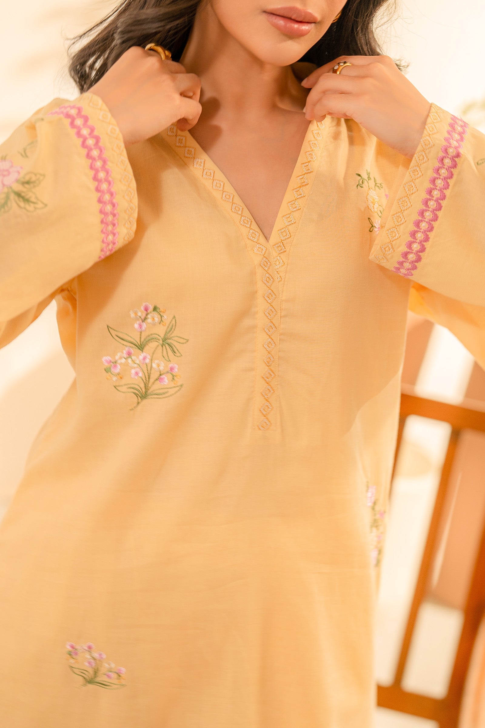 https://cdn.shopify.com/s/files/1/0568/3308/1529/files/E06830-YL0-4.jpg?v=1759822959