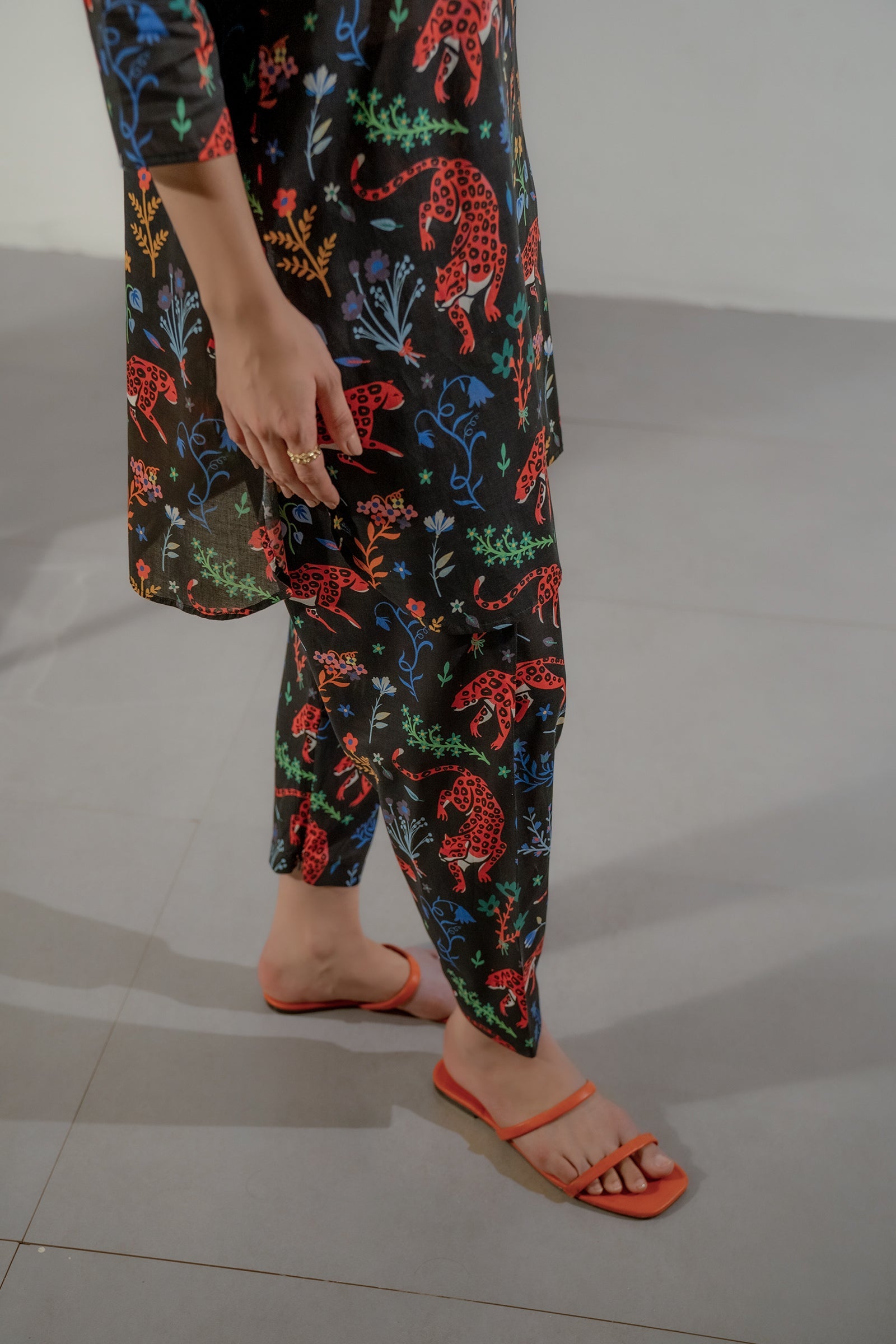 https://cdn.shopify.com/s/files/1/0568/3308/1529/files/E06854-BK0-3_1_e5b5ad44-b91f-485f-b25d-127160b34676.jpg?v=1762495255