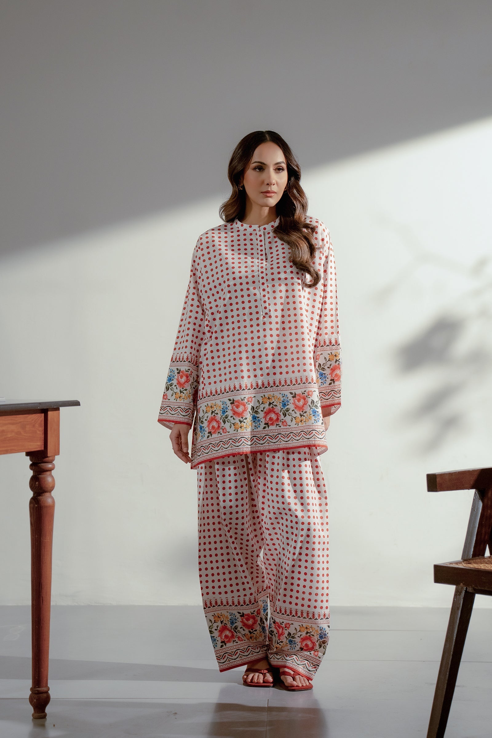 https://cdn.shopify.com/s/files/1/0568/3308/1529/files/E06865-WHT_d685ef58-3fc8-4756-96c2-37598a9a3bfa.jpg?v=1762495892