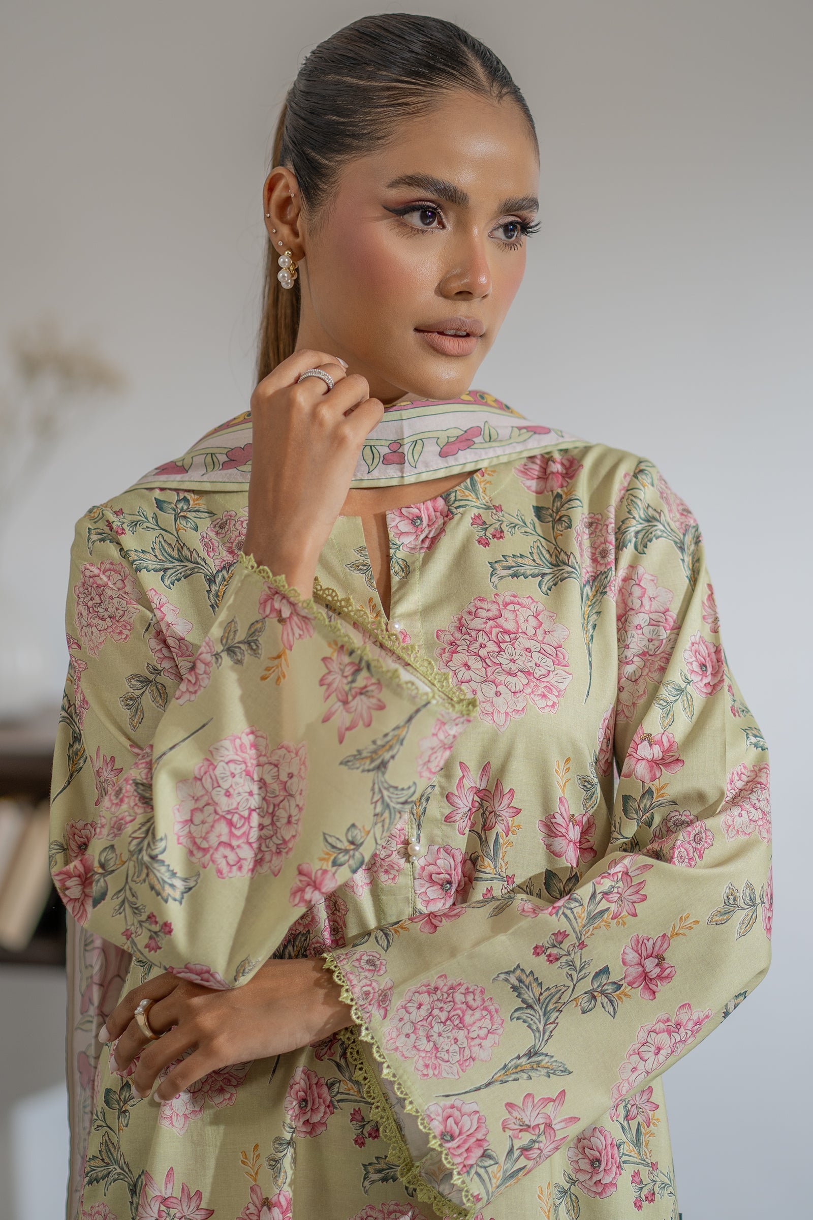 https://cdn.shopify.com/s/files/1/0568/3308/1529/files/E06887-MG0-2.jpg?v=1754978012