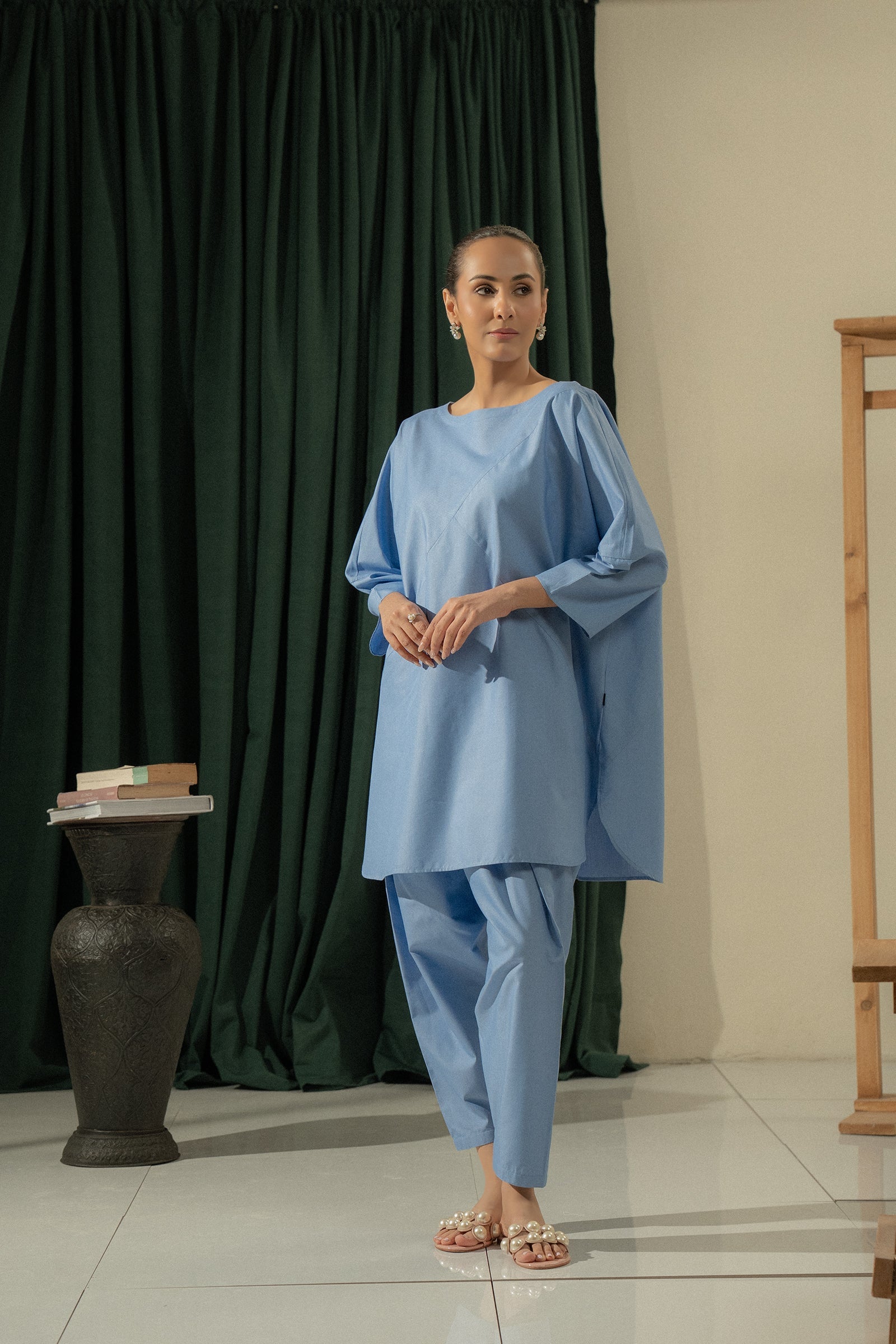 https://cdn.shopify.com/s/files/1/0568/3308/1529/files/E06956-BL0.jpg?v=1762847713