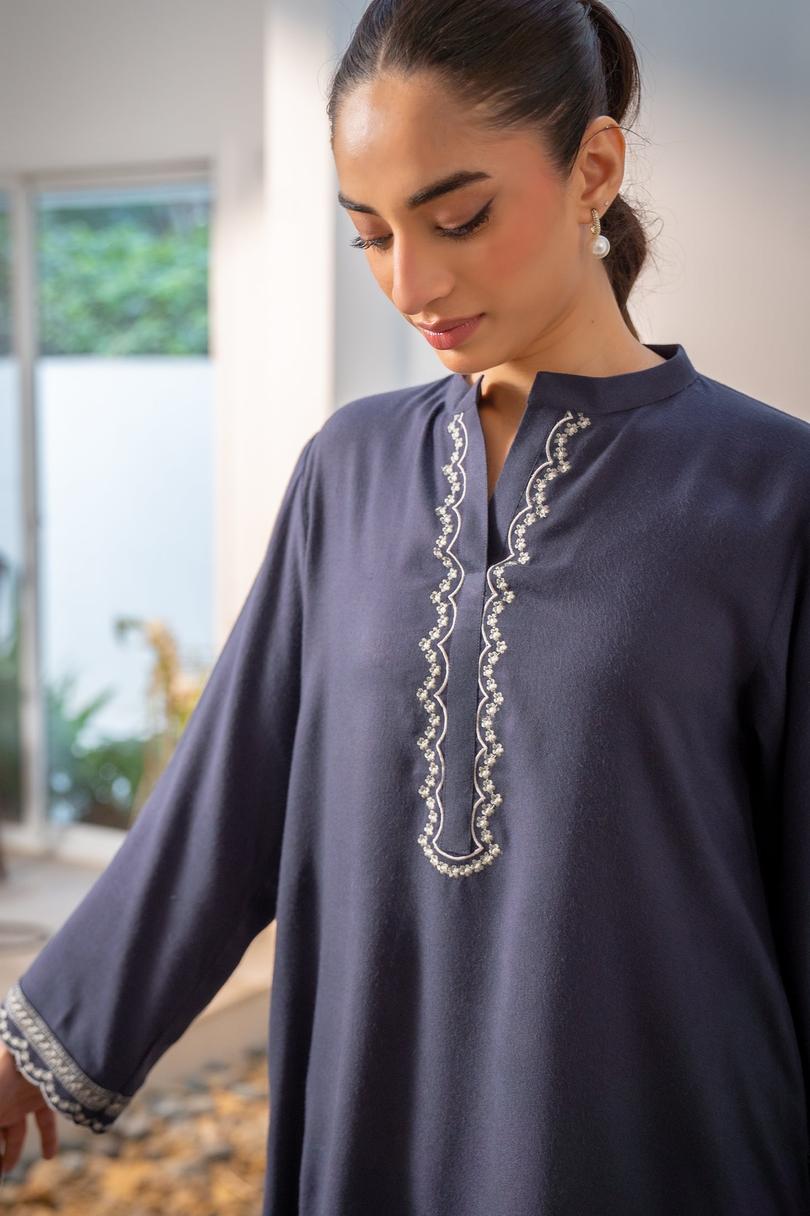 https://cdn.shopify.com/s/files/1/0568/3308/1529/files/E06984-BL0-3.jpg?v=1764946153