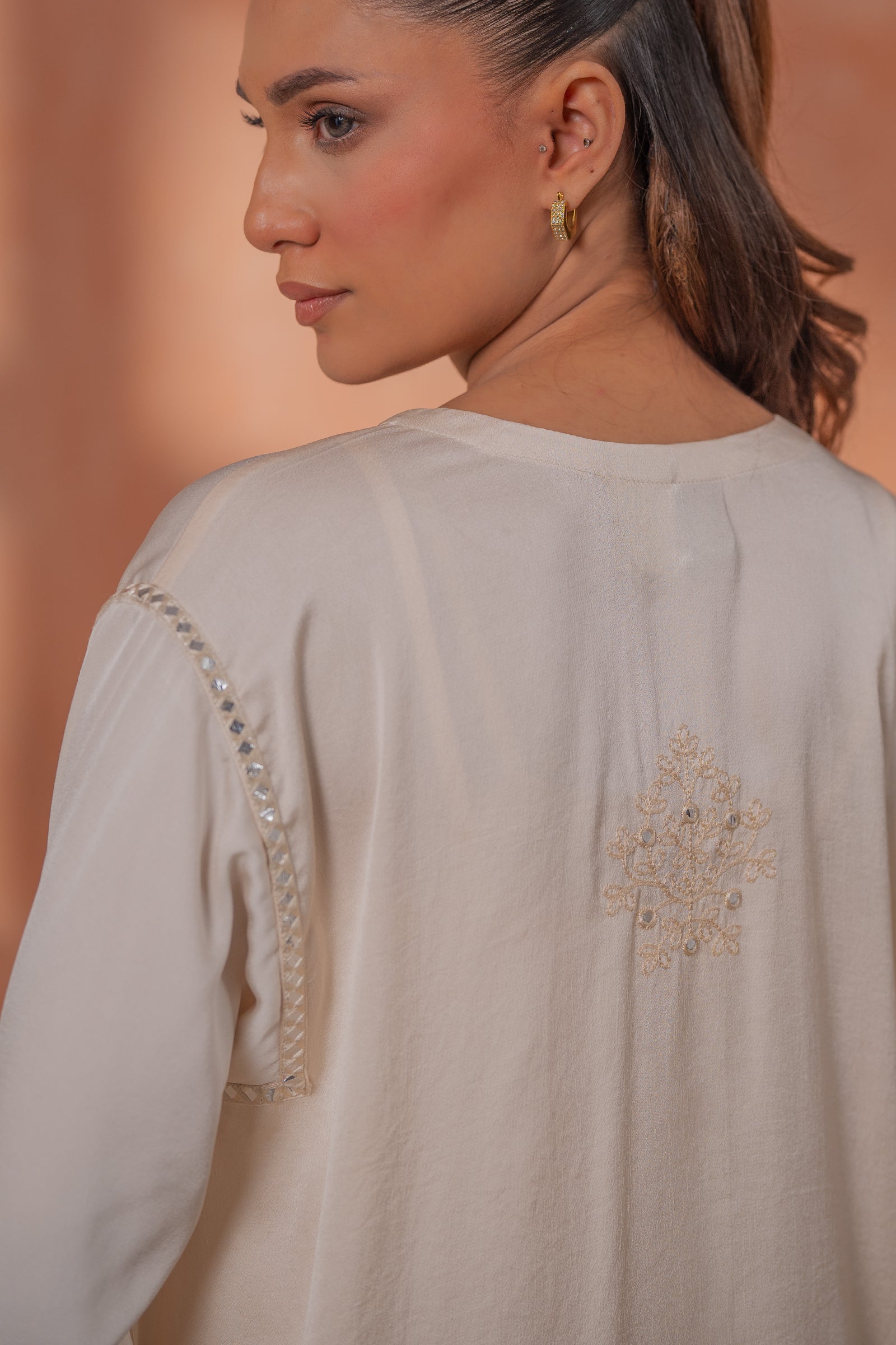 https://cdn.shopify.com/s/files/1/0568/3308/1529/files/E07048-OW0-3.jpg?v=1770963135