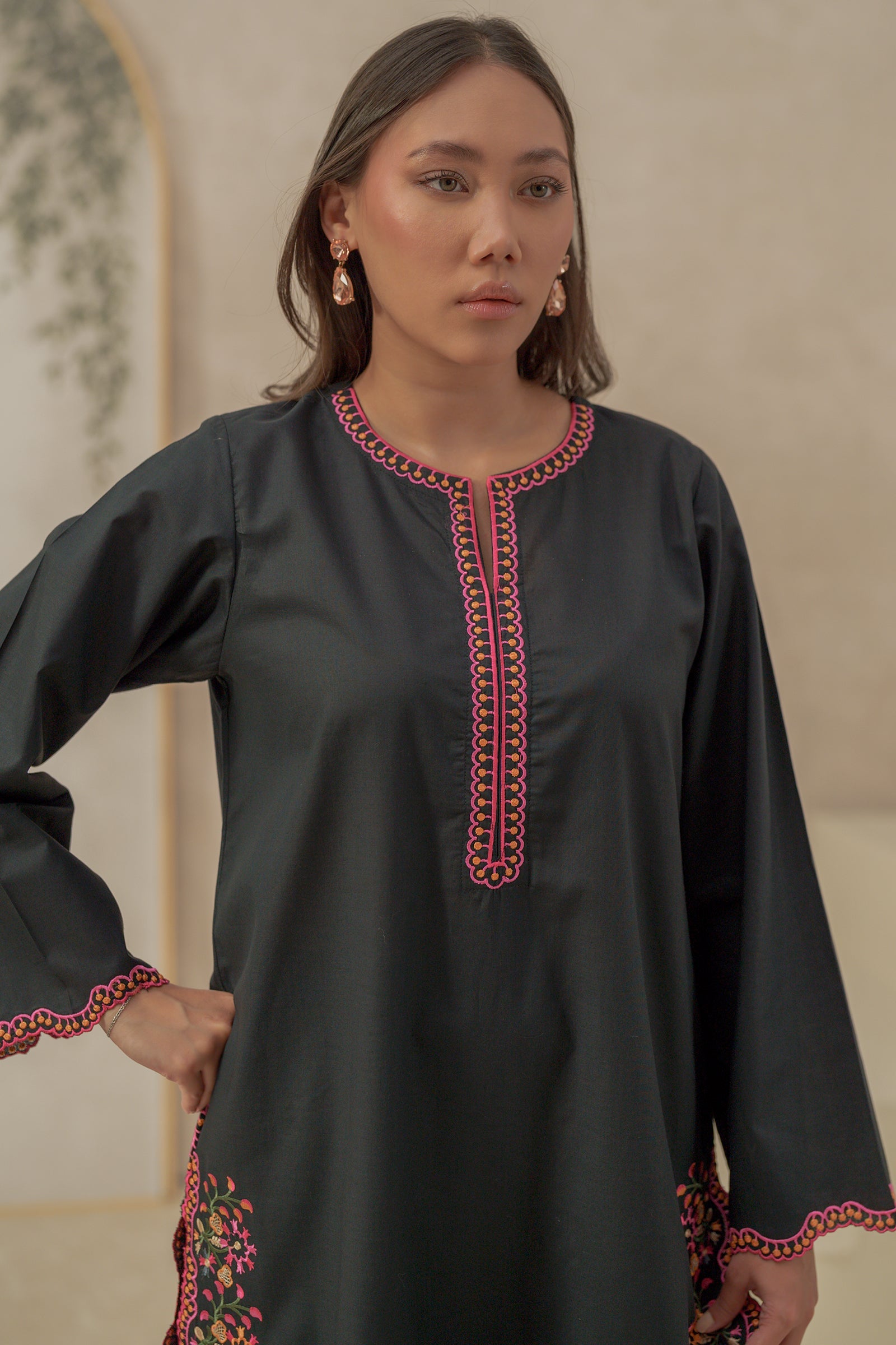https://cdn.shopify.com/s/files/1/0568/3308/1529/files/E07092-BK0-2_c837054d-62fe-42f2-800d-6b656b25fc0a.jpg?v=1777556380