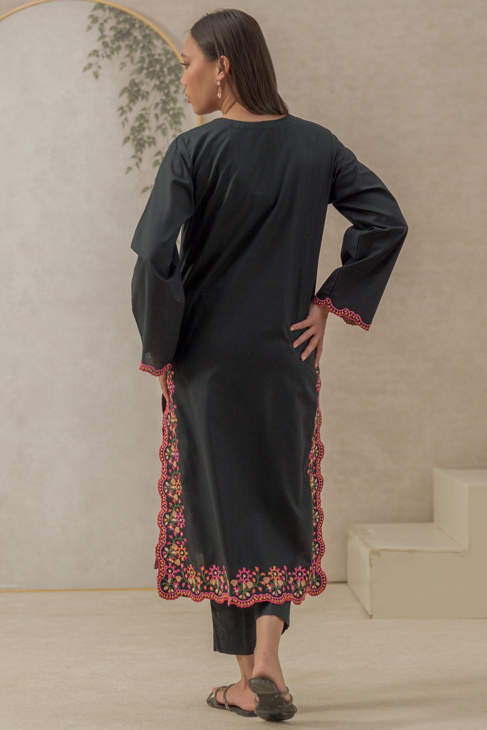 https://cdn.shopify.com/s/files/1/0568/3308/1529/files/E07092-BK0-5_50845ddd-72c0-4bd4-9dc4-e3caee26e0b6.jpg?v=1777556380