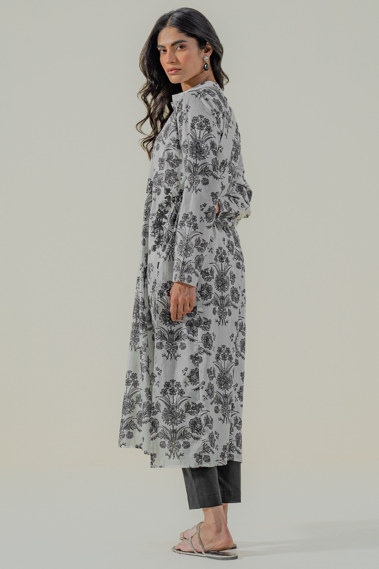 https://cdn.shopify.com/s/files/1/0568/3308/1529/files/E07196-BW0-3.jpg?v=1780658843