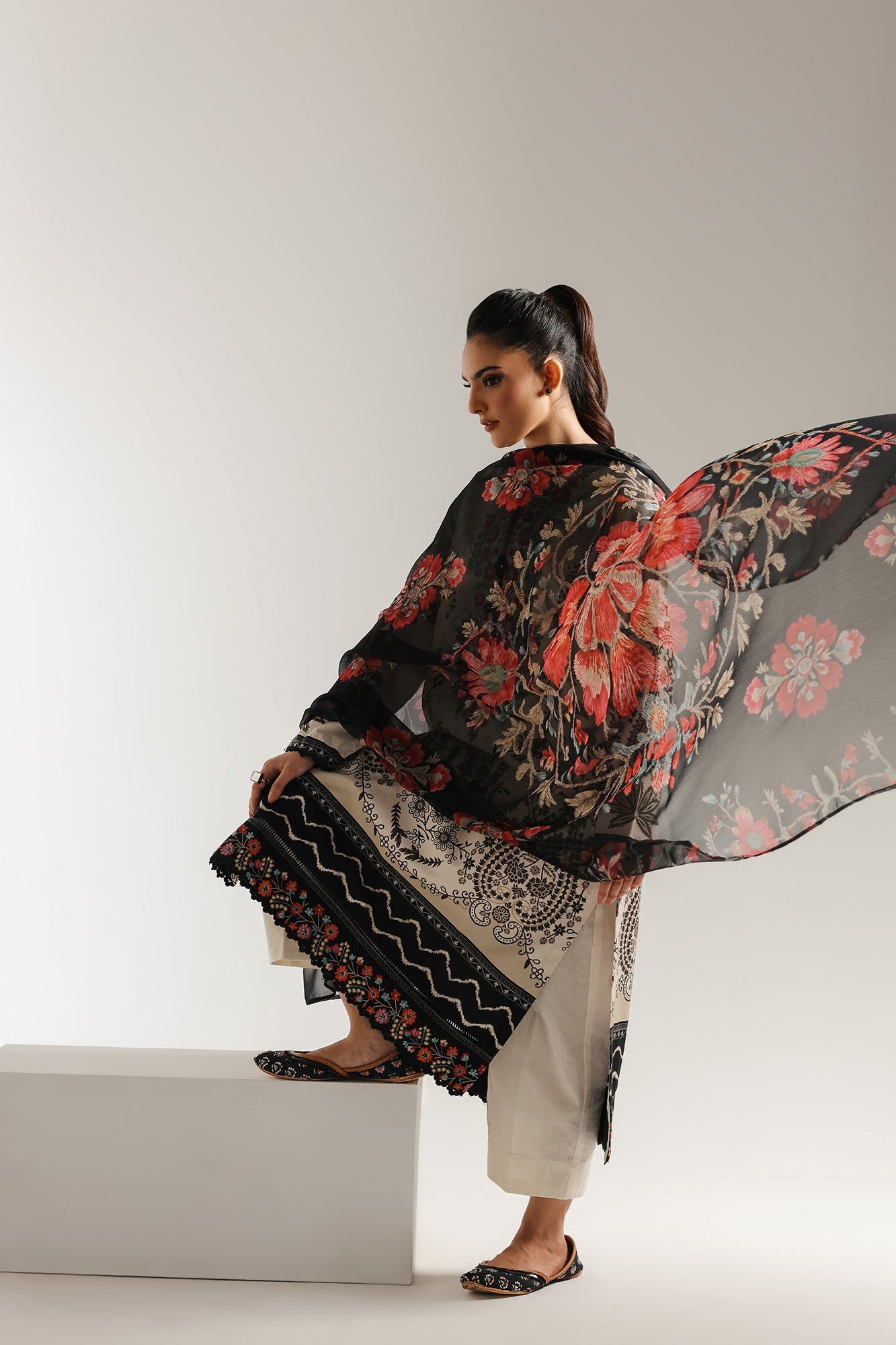 EMBROIDERED SUIT (E0728/203/814)