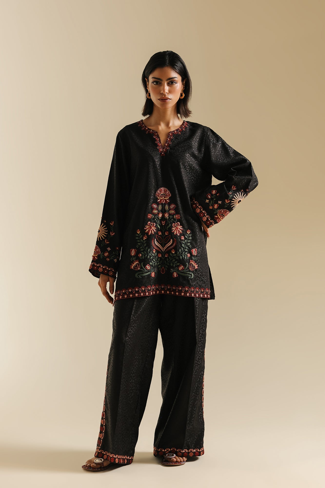 EMBROIDERED SUIT (E0742/119/902)