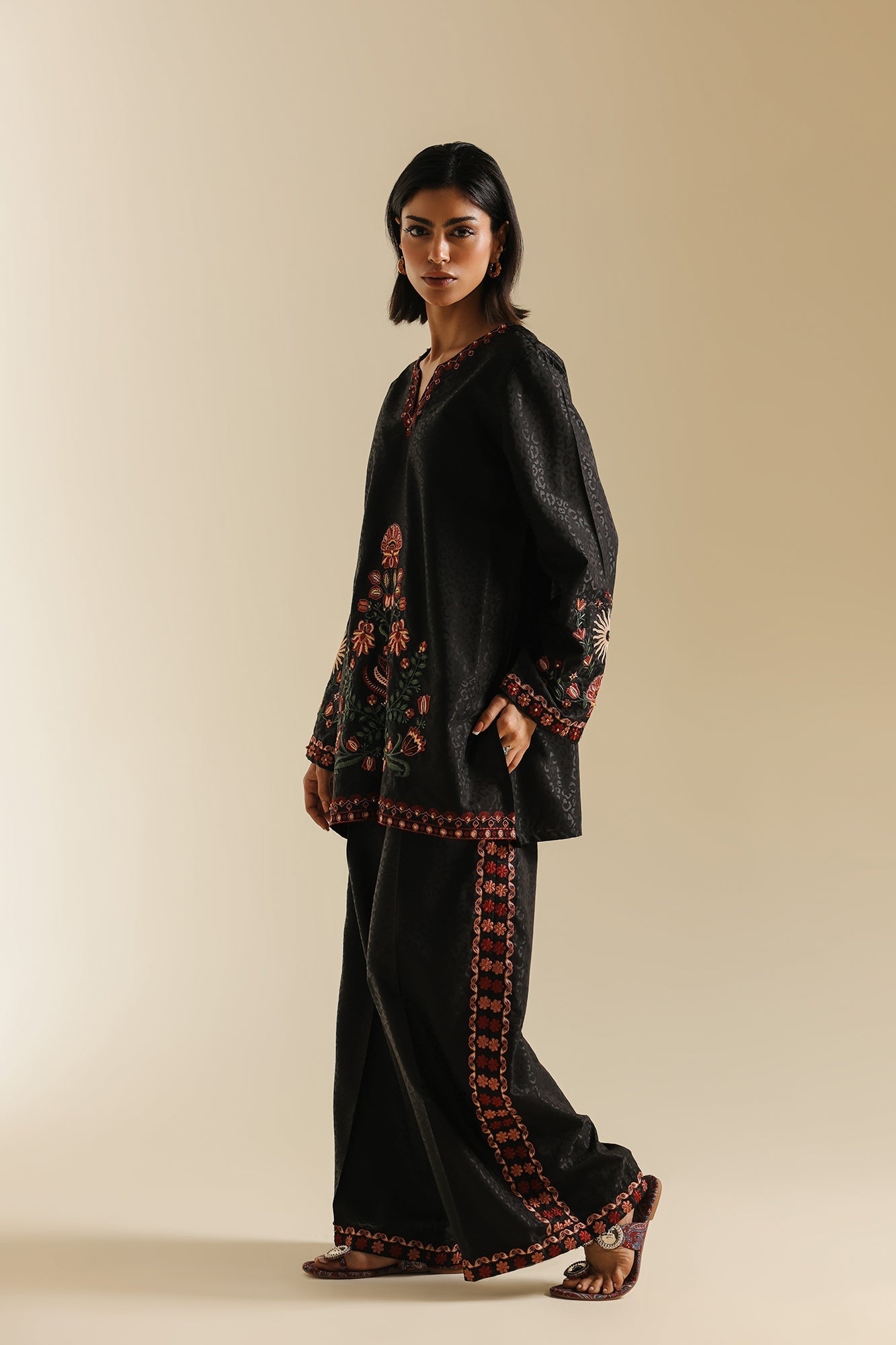 EMBROIDERED SUIT (E0742/119/902)