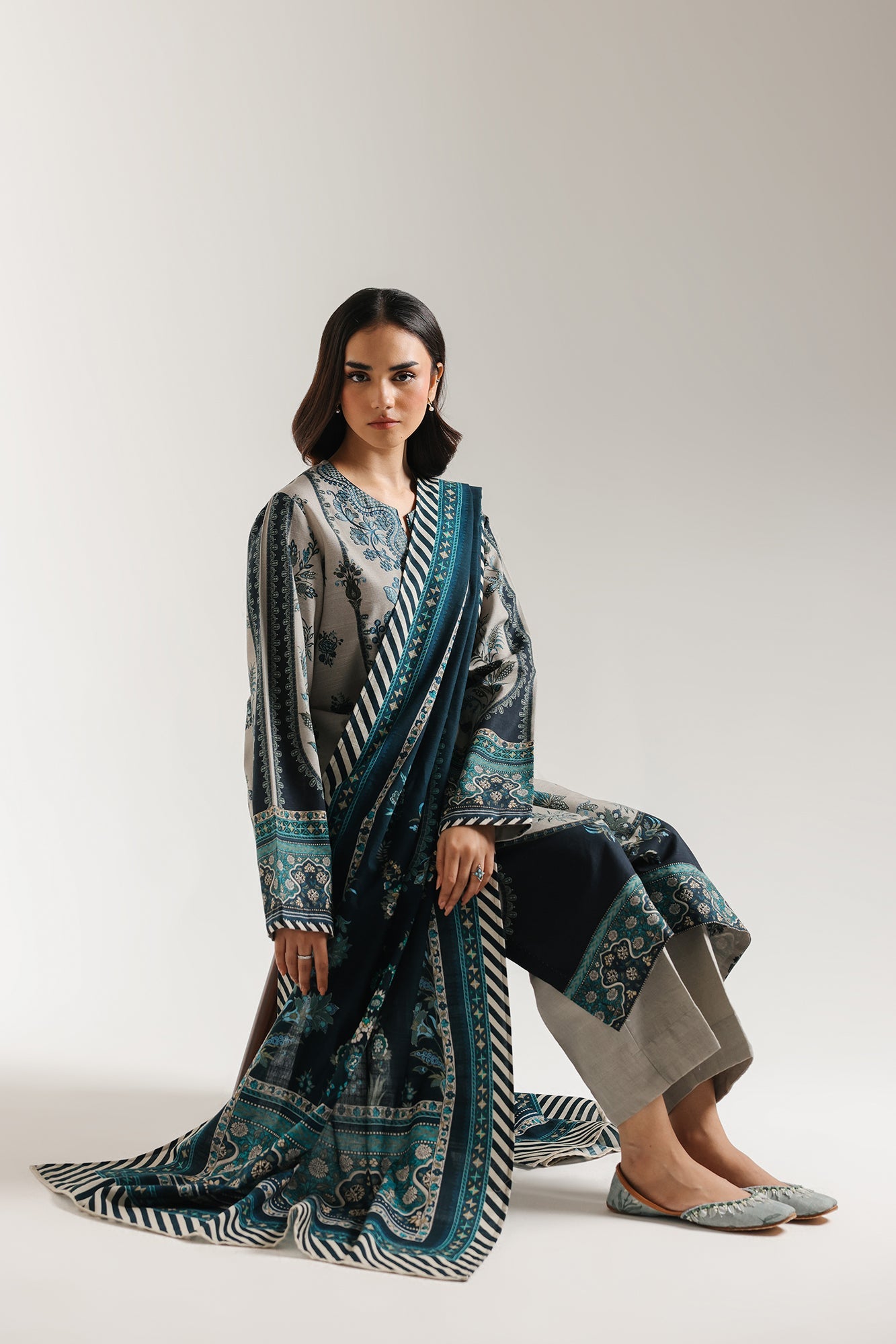 EMBROIDERED SUIT (E0742/203/909)