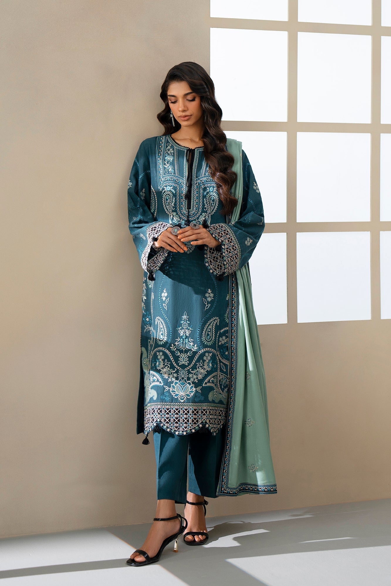 EMBROIDERED SUIT (E0813/203/602)