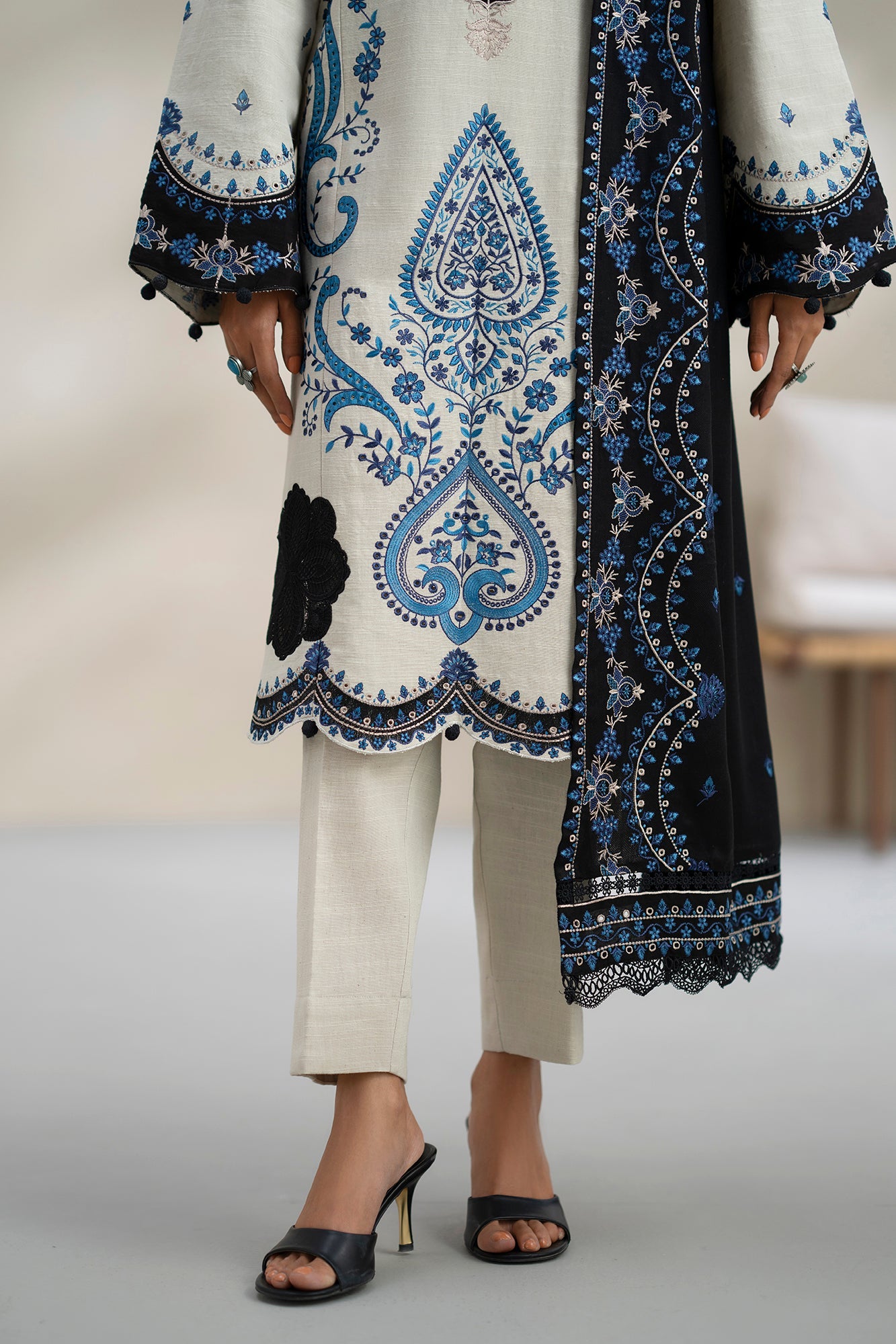 EMBROIDERED SUIT (E0814/203/817)