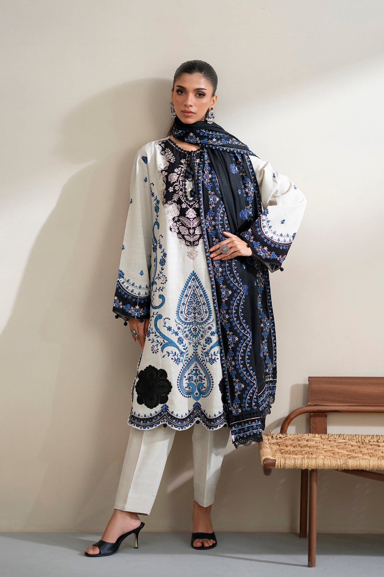 EMBROIDERED SUIT (E0814/203/817)