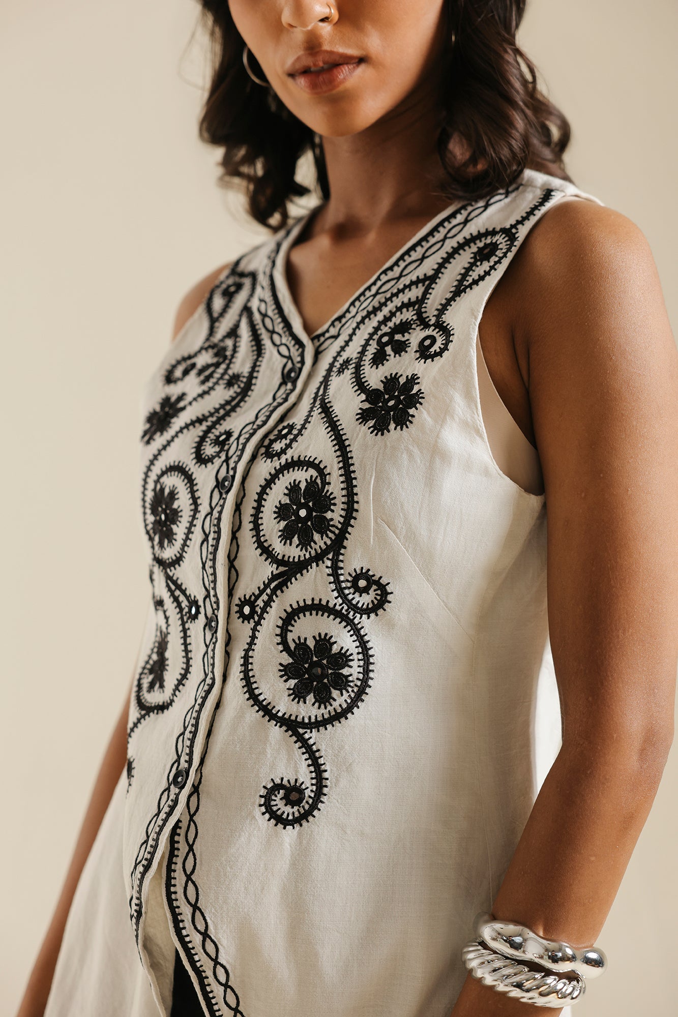 EMBROIDERED WAISTCOAT (E0815/119/115)