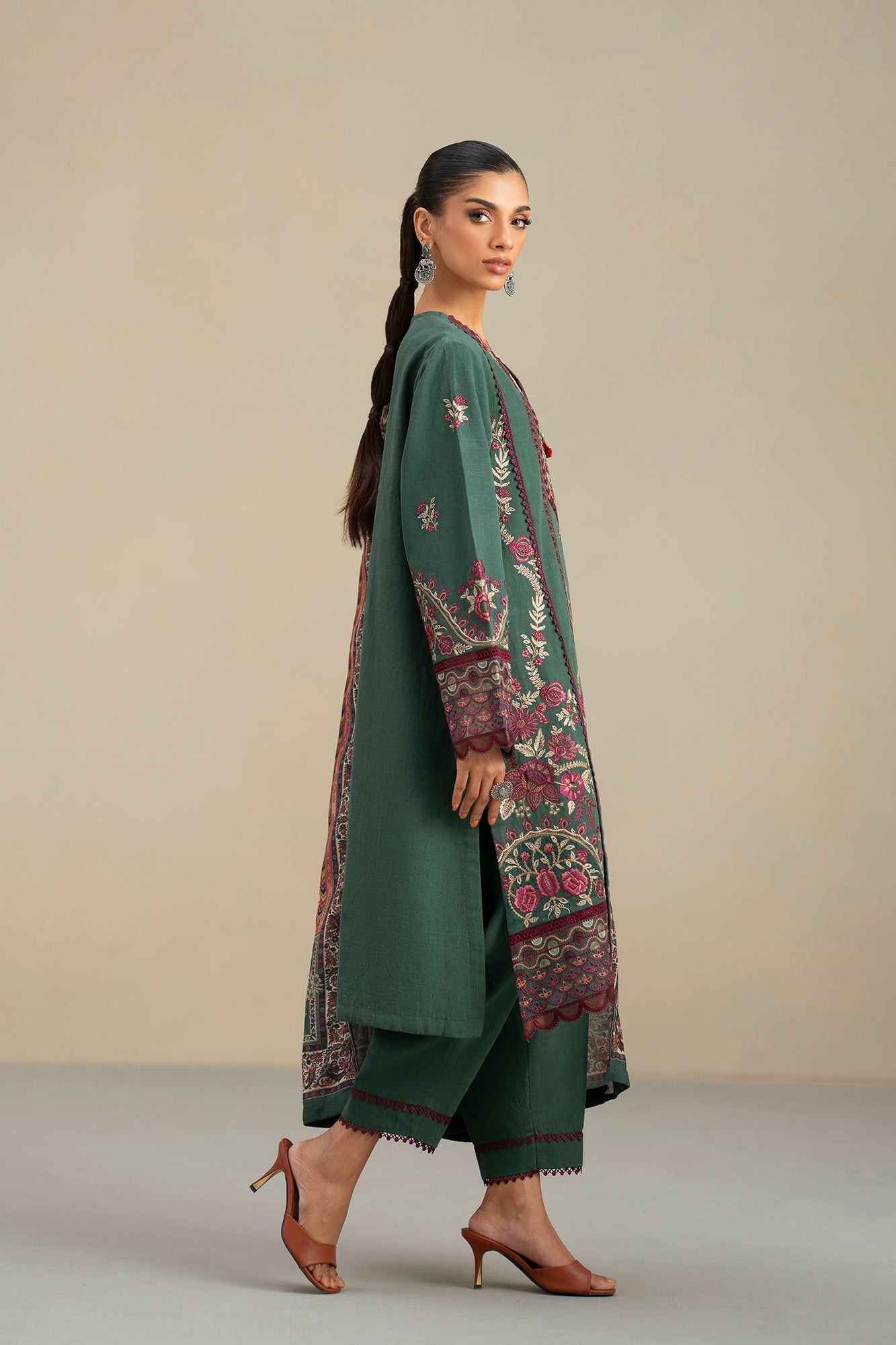 EMBROIDERED SUIT (E0818/203/704)