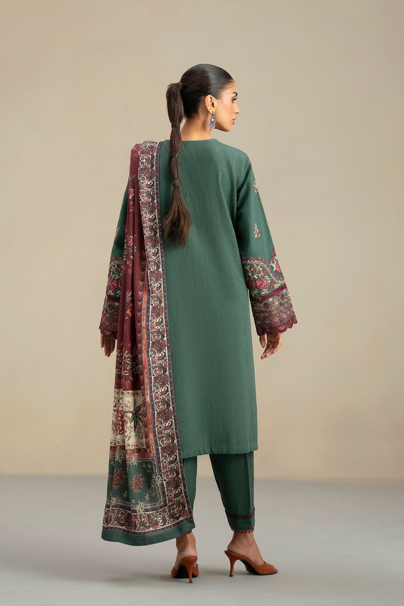 EMBROIDERED SUIT (E0818/203/704)