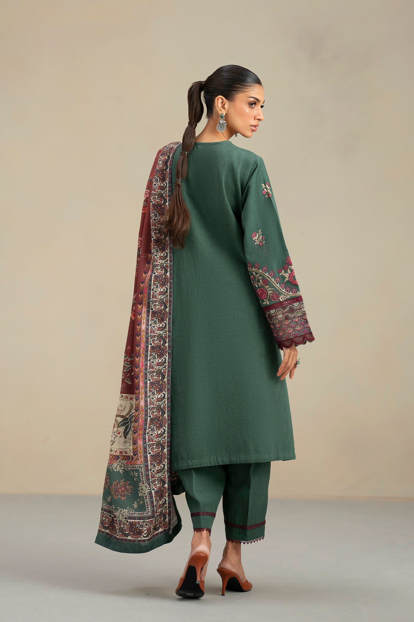 EMBROIDERED SUIT (E0818/203/704)