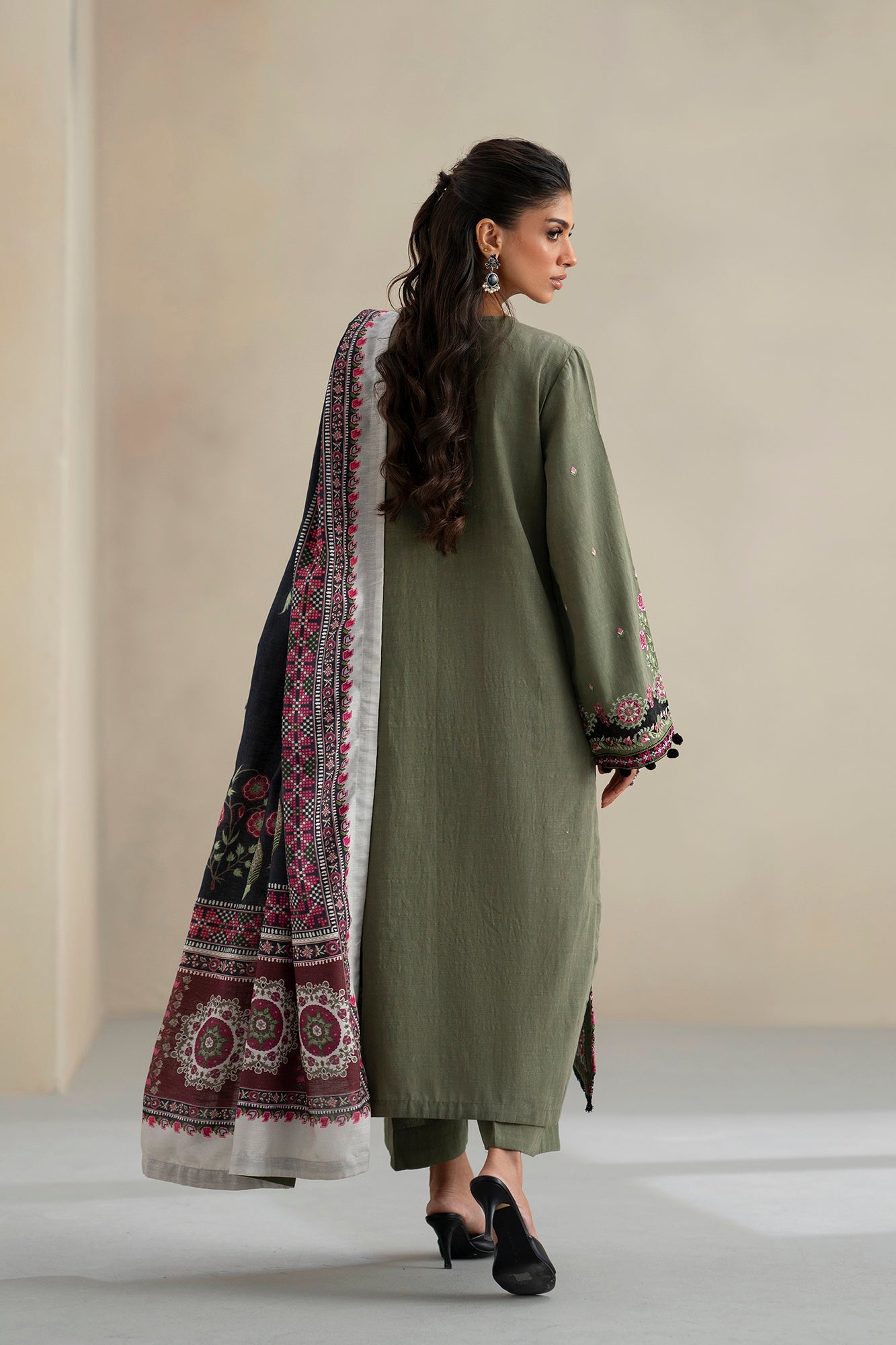 EMBROIDERED SUIT (E0819/203/120)