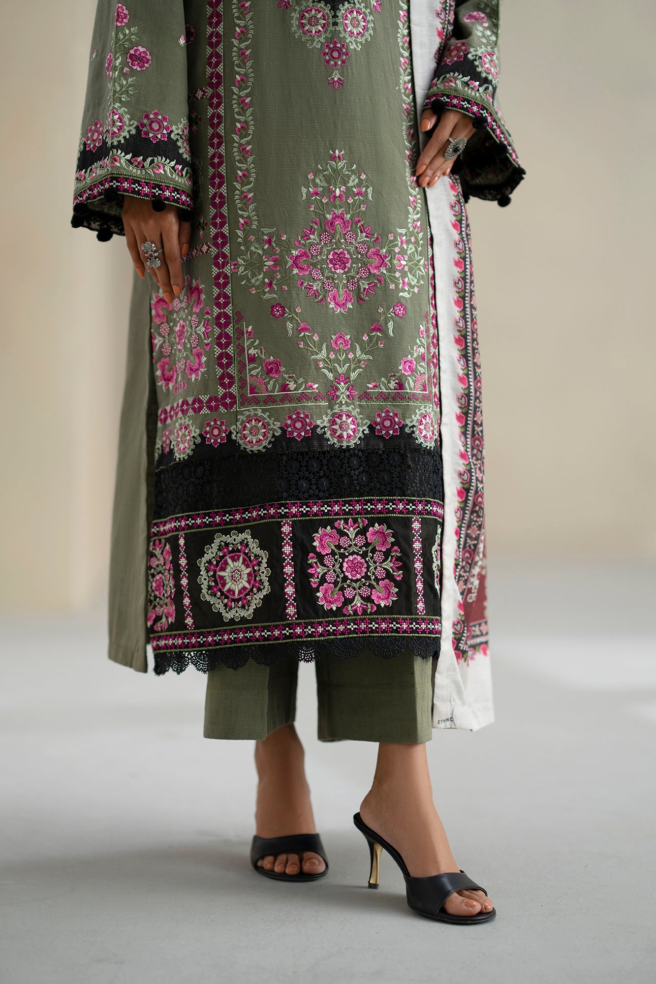 EMBROIDERED SUIT (E0819/203/120)