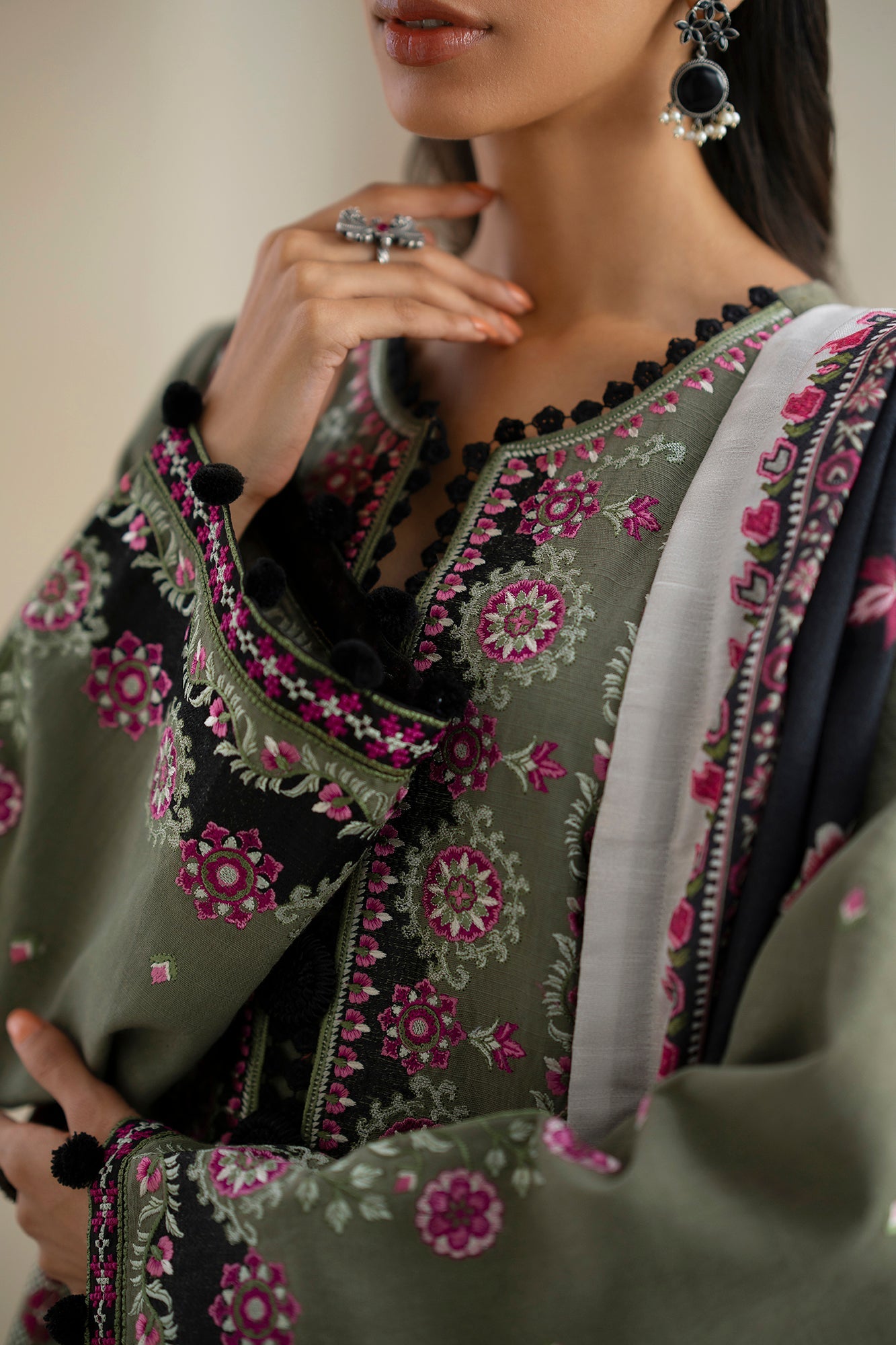 EMBROIDERED SUIT (E0819/203/120)