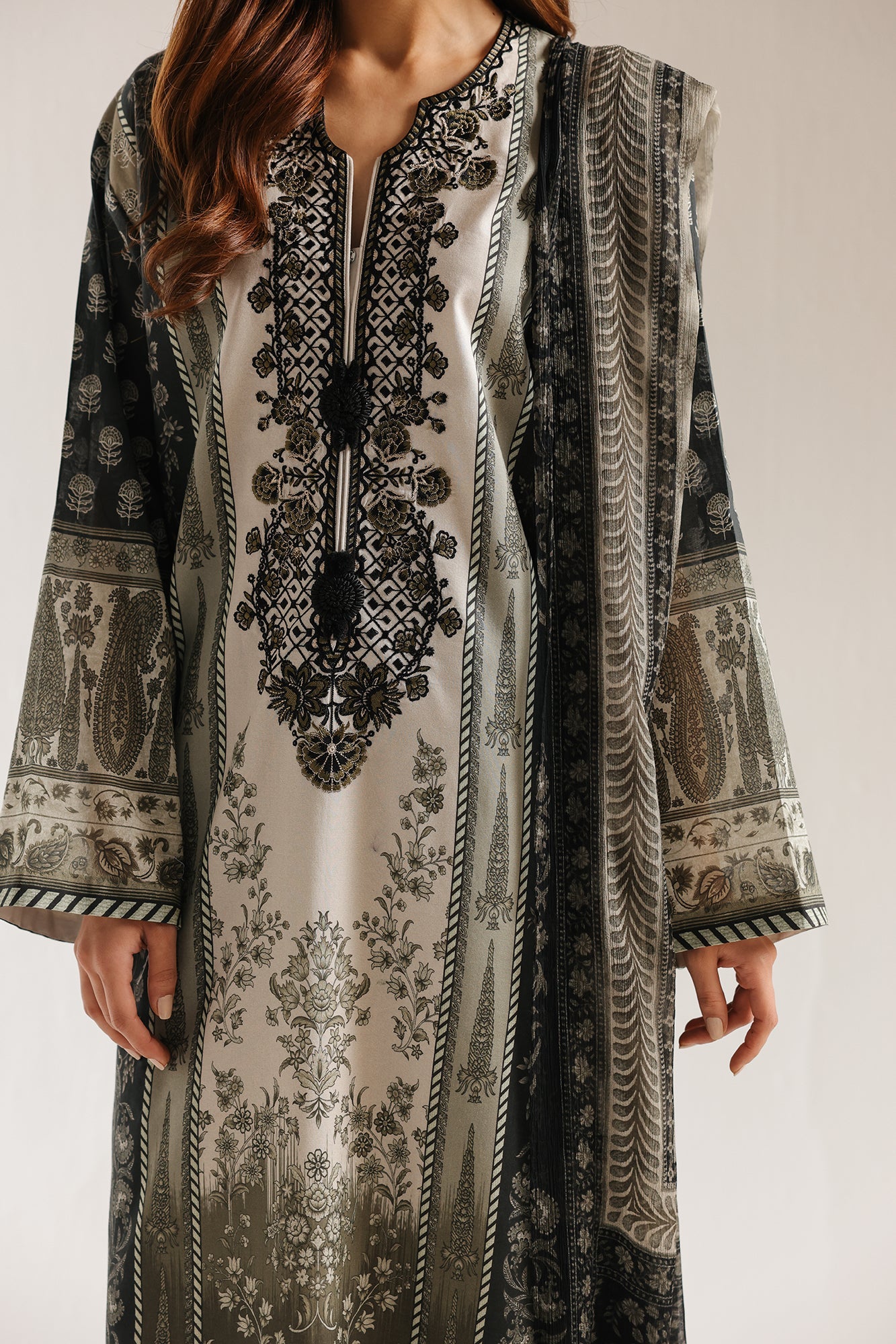 EMBROIDERED SUIT (E0834/203/118)