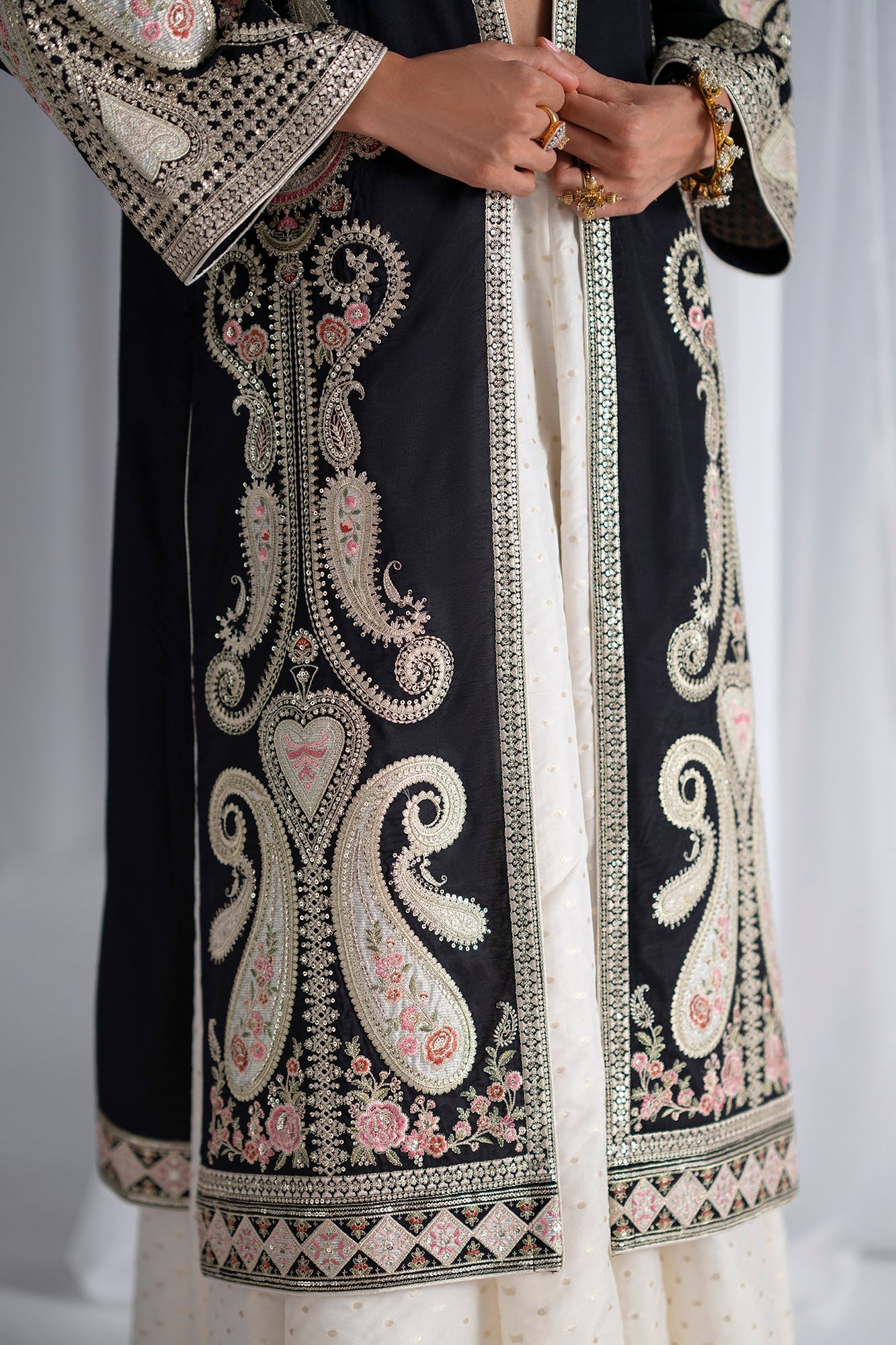 EMBROIDERED SUIT (E0943/104/901)