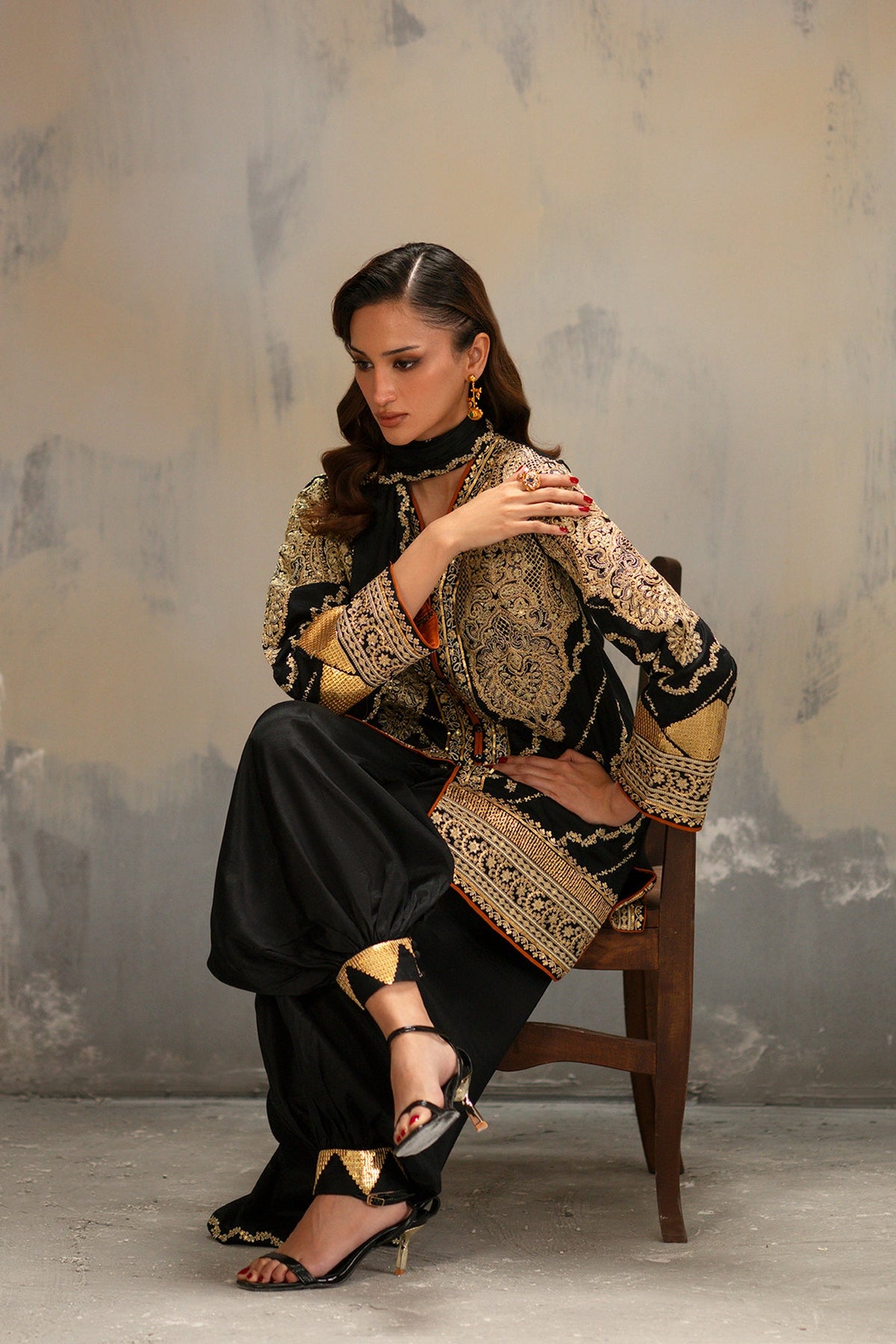 EMBROIDERED SUIT (E1050/104/902)