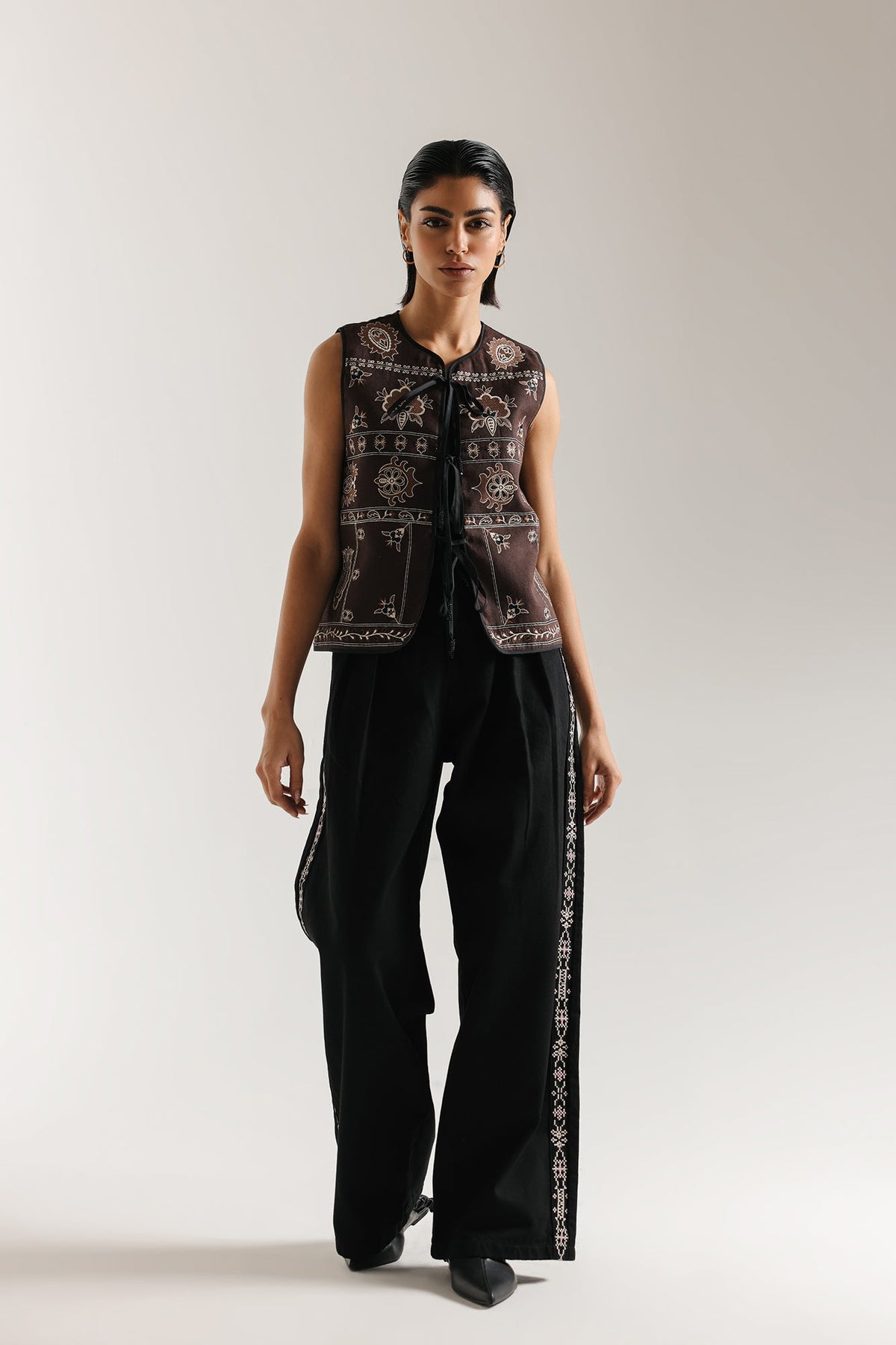EMBROIDERED JEANS (E1057/101/901)