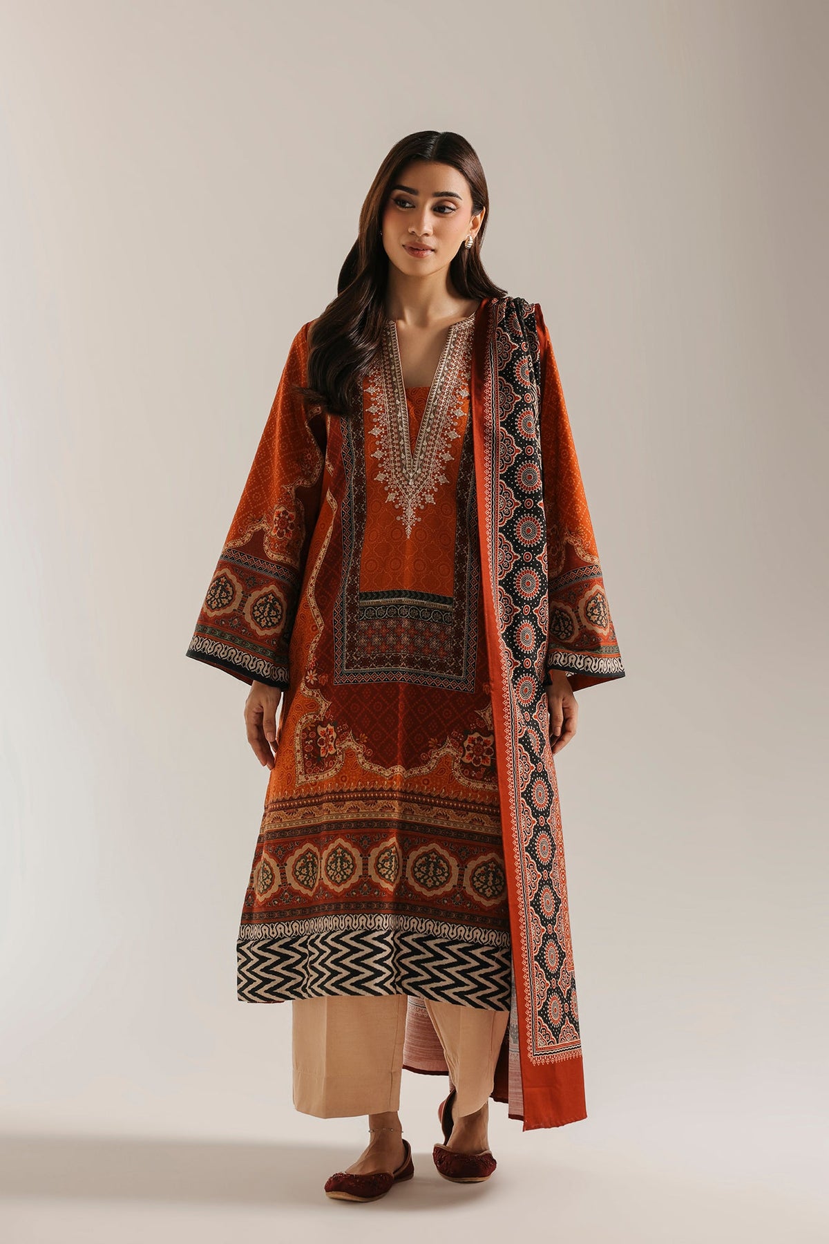 EMBROIDERED SUIT (E1104-203-209)